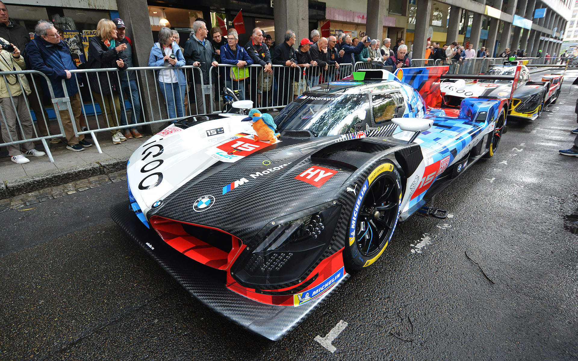 車検場に向かう各車