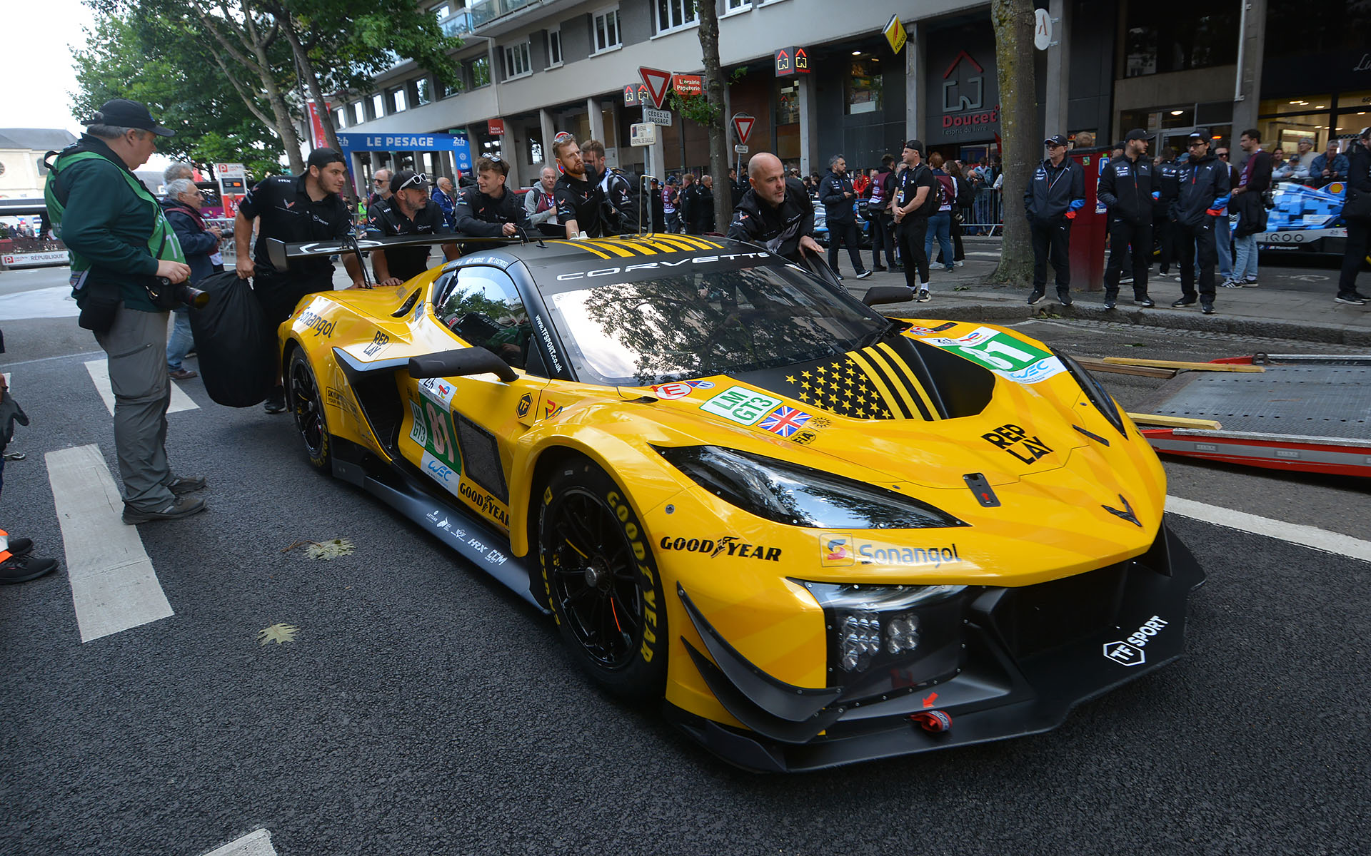 車検場に向かう各車