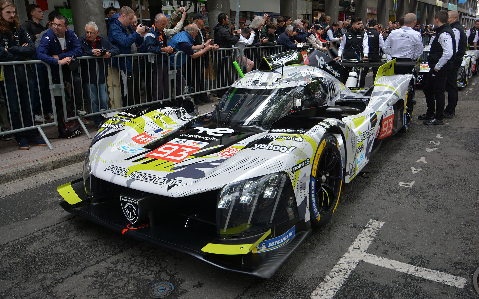 車検場に向かう各車