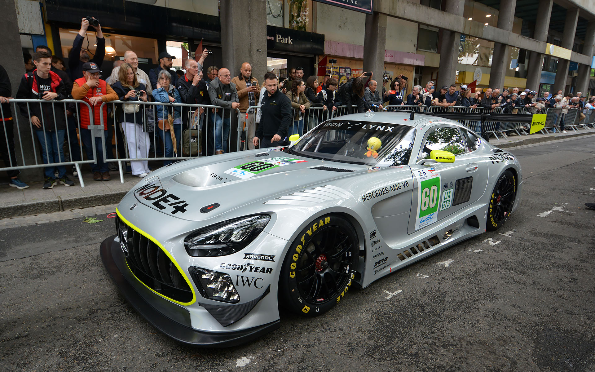 車検場に向かう各車