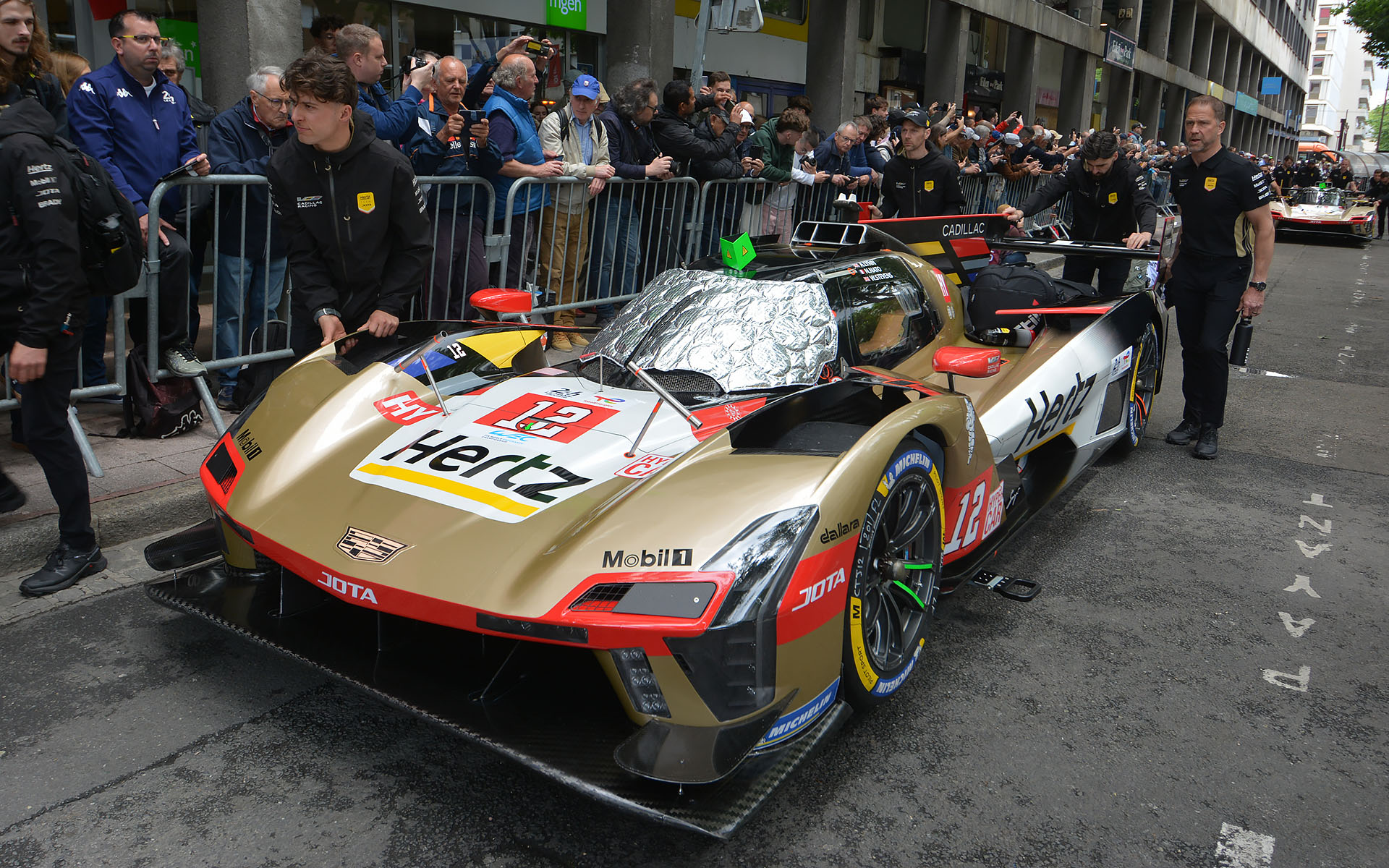 車検場に向かう各車