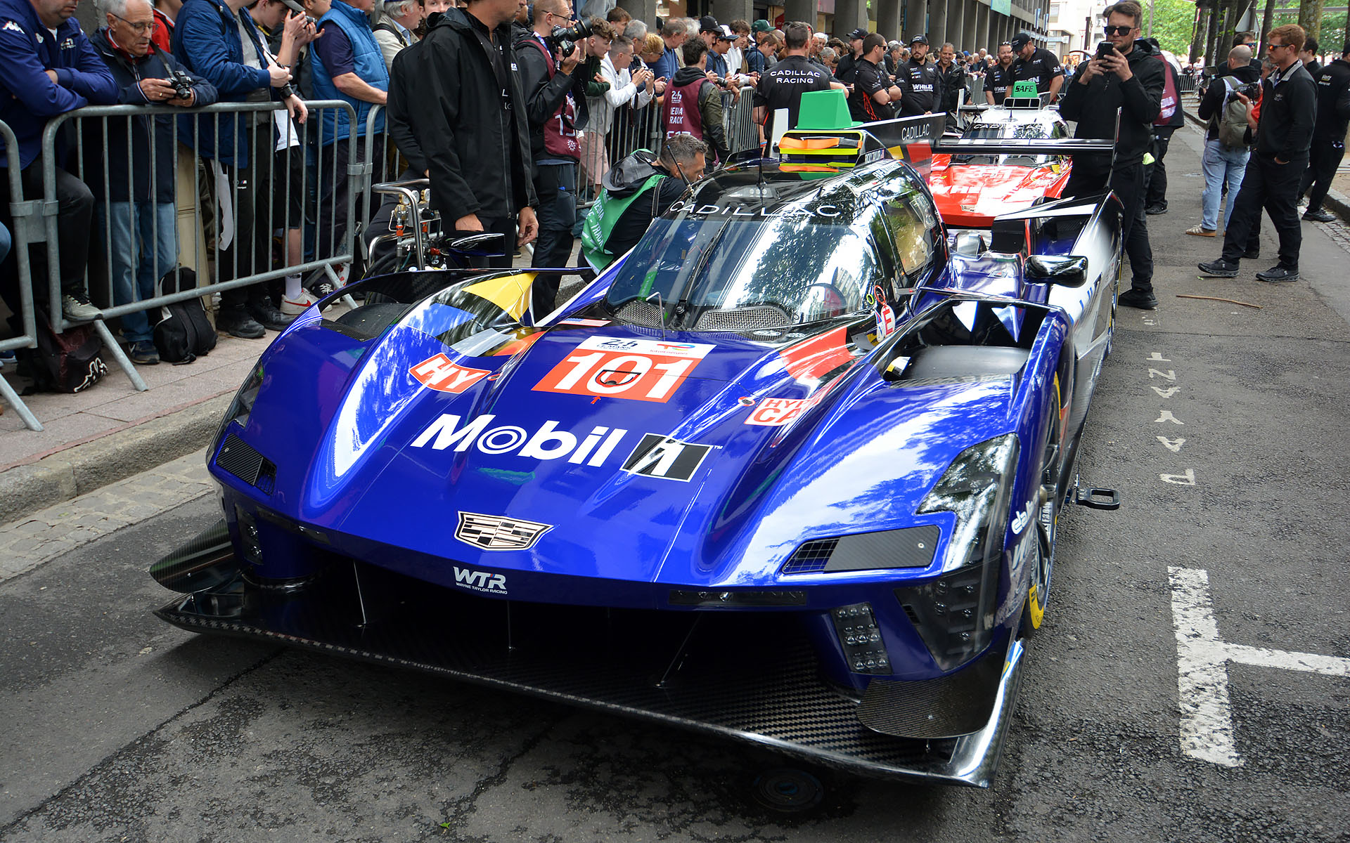 車検場に向かう各車