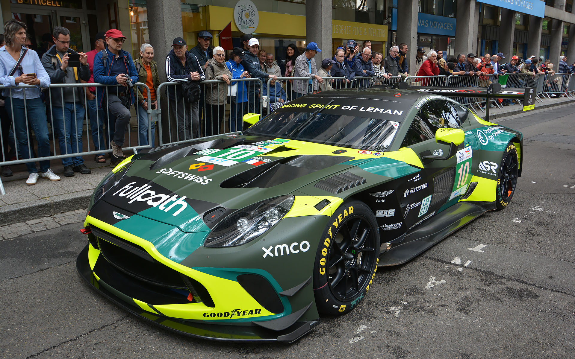 車検場に向かう各車