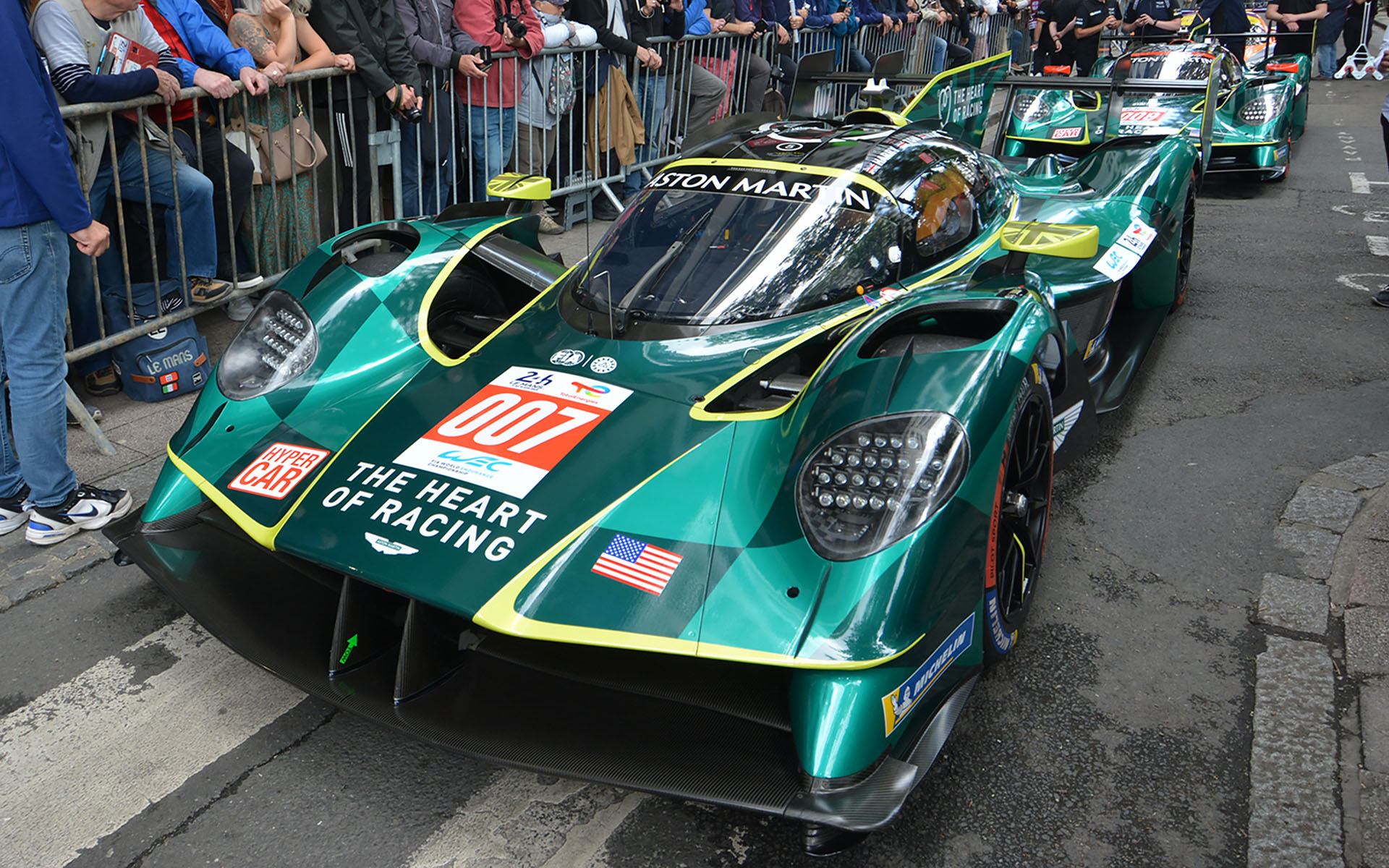 車検場に向かう各車