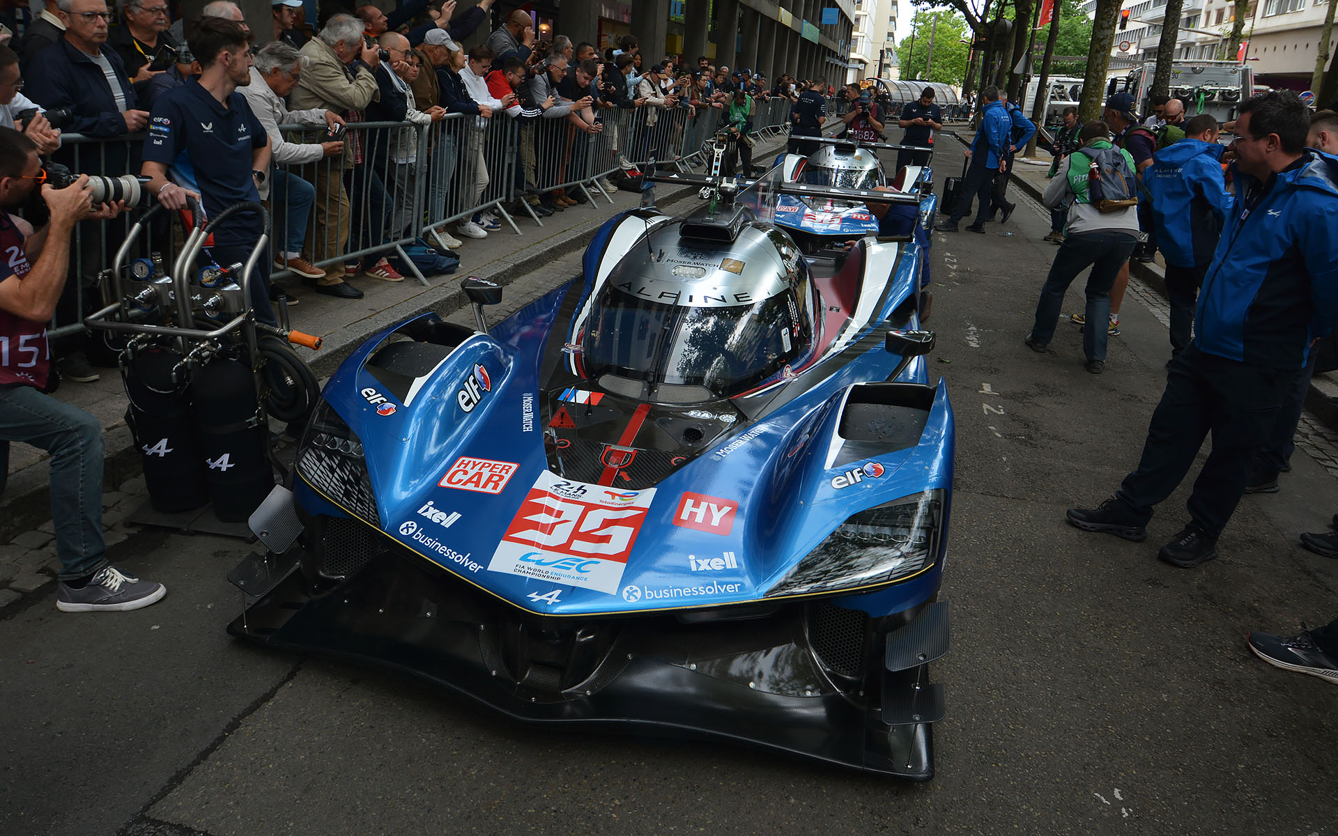 車検場に向かう各車
