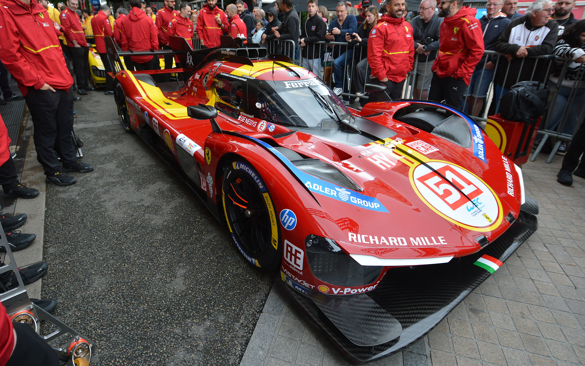 車検場に向かう各車