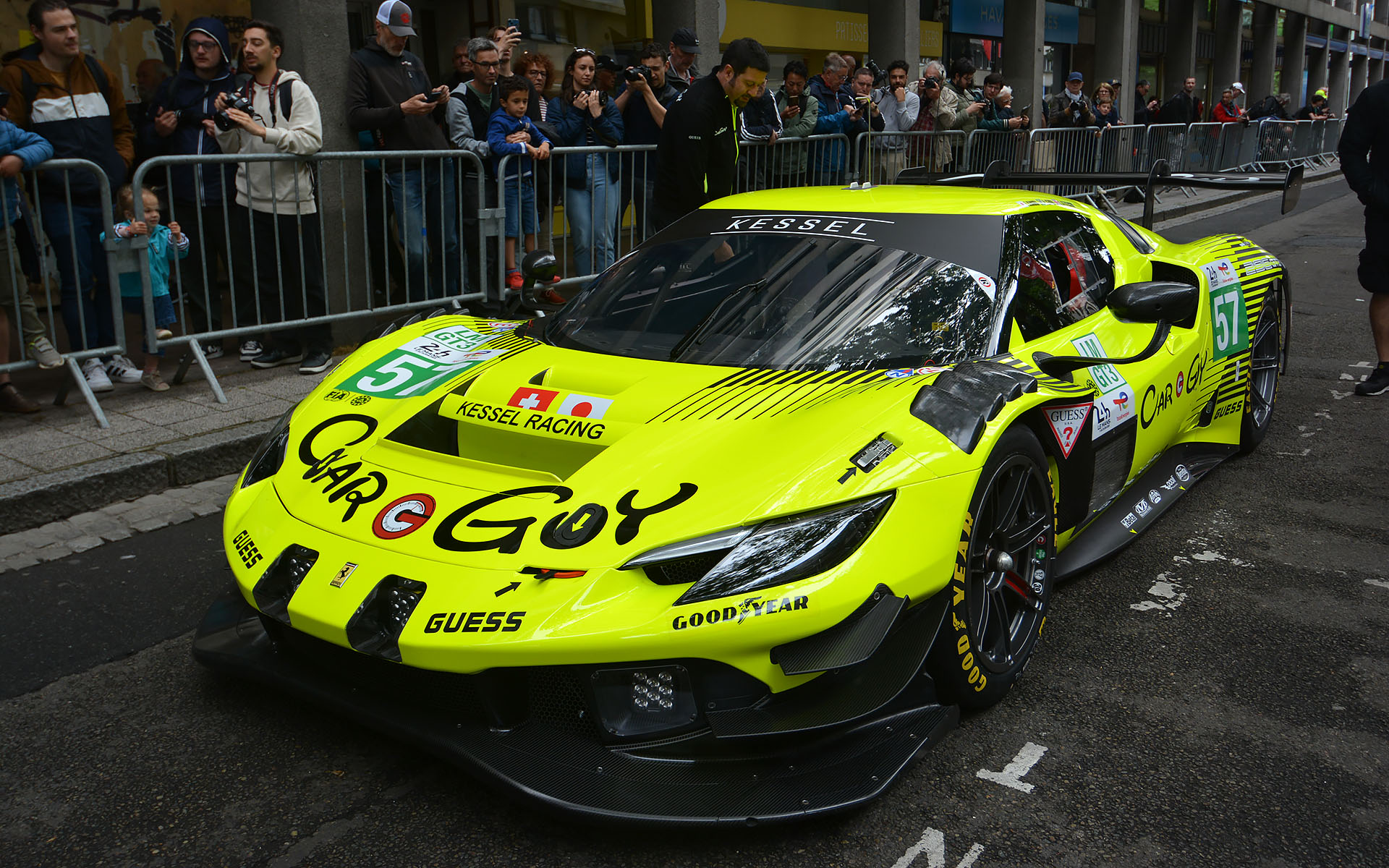 車検場に向かう各車