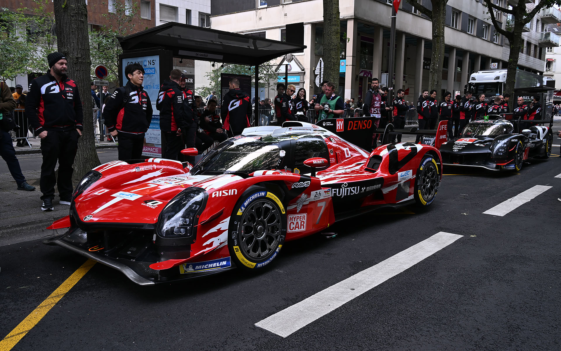 車検場に向かう各車