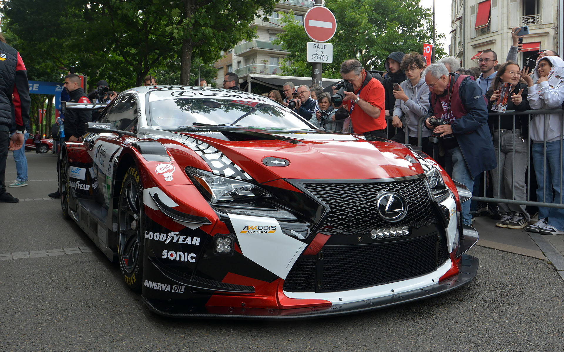 車検場に向かう各車