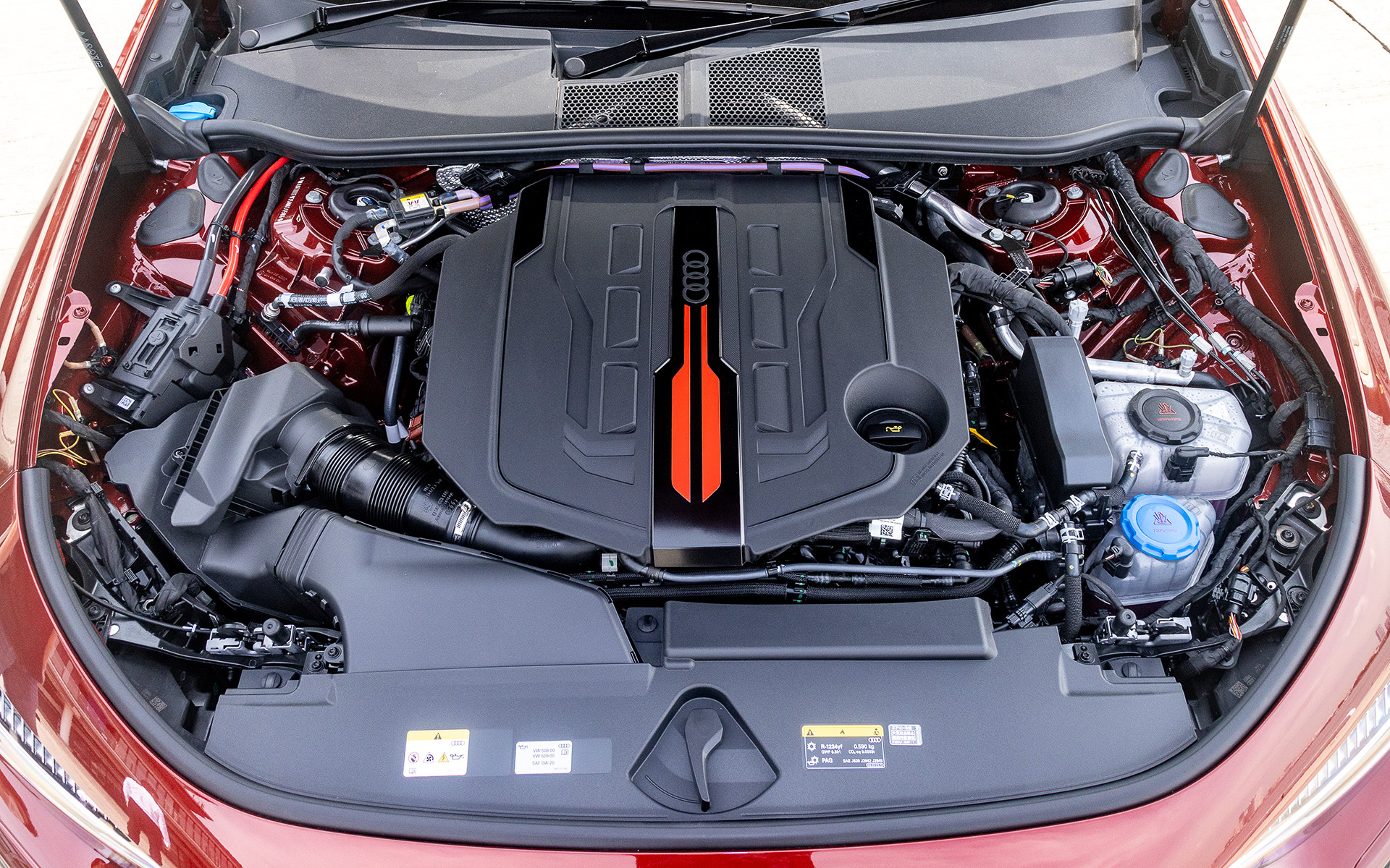 S5が搭載するV型6気筒DOHC 3.0リッターターボエンジンは最高出力270kW（367PS）/5500-6300rpm、最大トルク550Nm（56.1kgfm）/1700-4000rpmを発生。より高いトルクに対応できるように設計されたSトロニック デュアルクラッチトランスミッションを組み合わせる