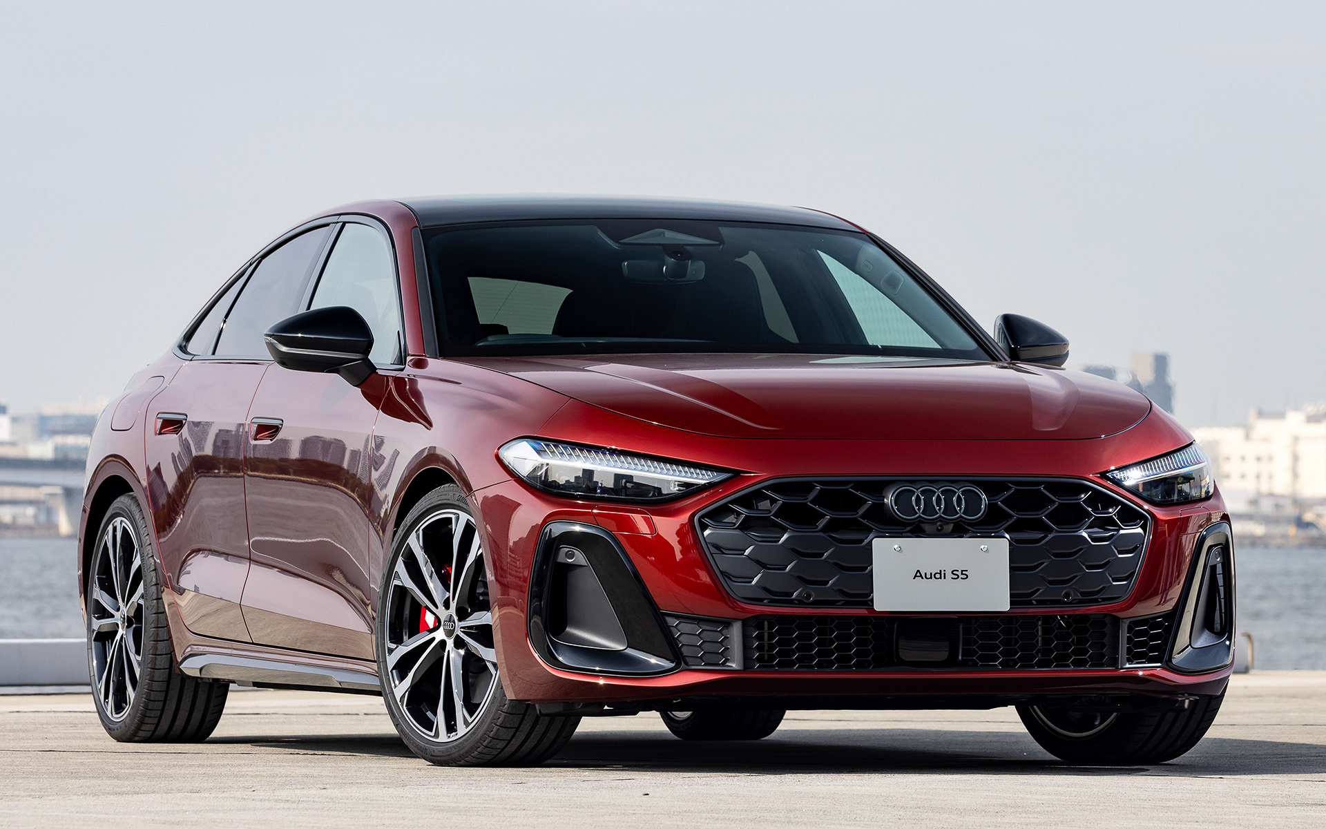 こちらはスポーツグレードの「S5」（1035万円）。新開発の48ボルトMHEV plusシステムを採用し、内燃エンジンの出力に最大18kW（24PS）の電力を追加。減速時には最大25kWのエネルギーを回生する