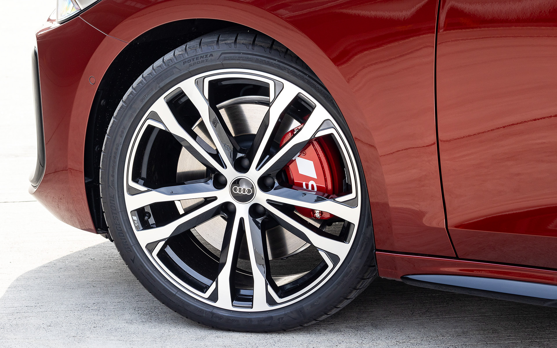 足下はオプションの20インチホイールにブリヂストン「POTENZA SPORT」（245/35R20）をセット