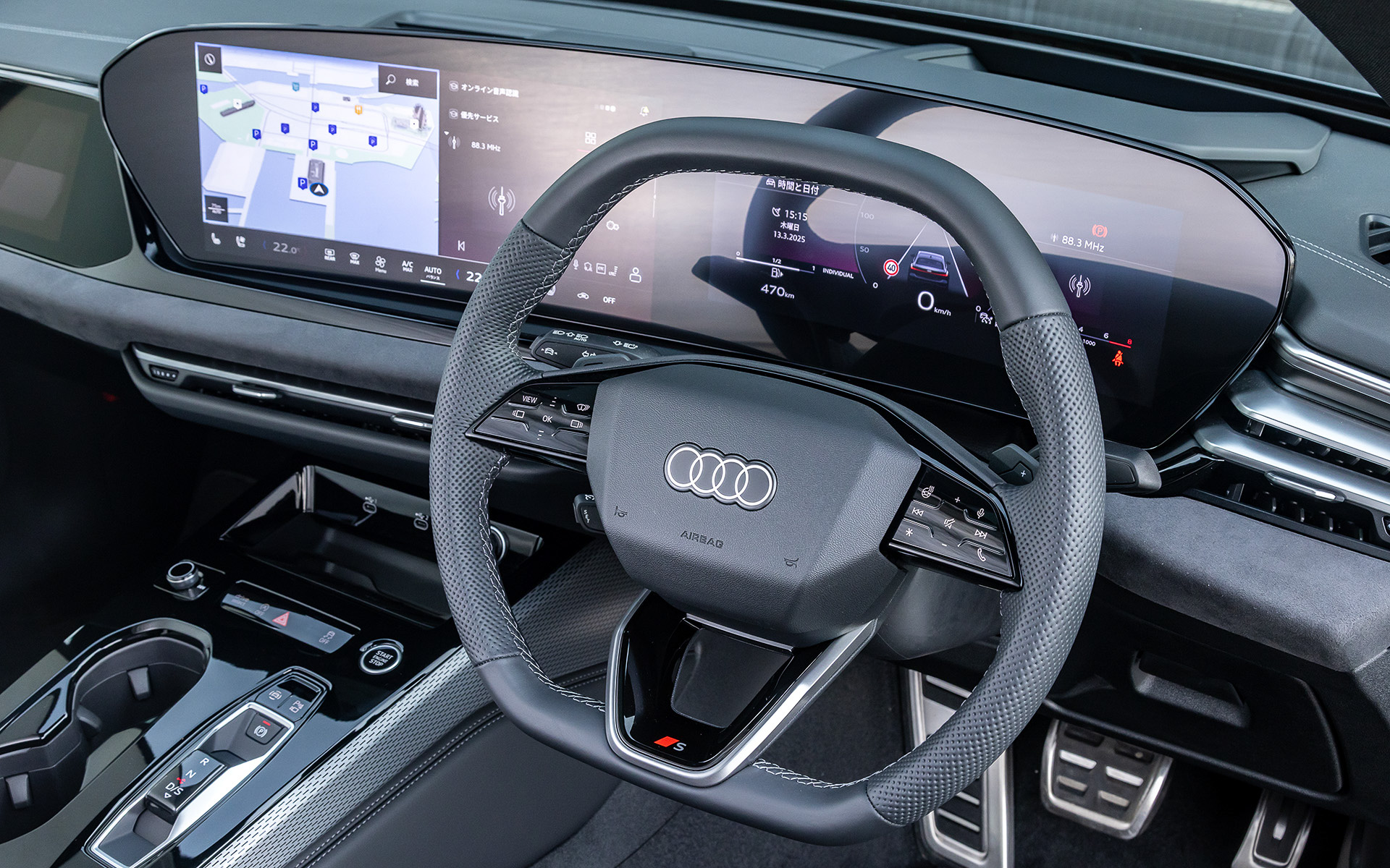 インパネまわりは11.9インチのAudi バーチャルコックピットプラスと14.5インチのMMIタッチディスプレイで構成されるとともに、各種MMIの情報表示や操作が可能な助手席用10.9インチMMIパッセンジャーディスプレイをオプションで用意