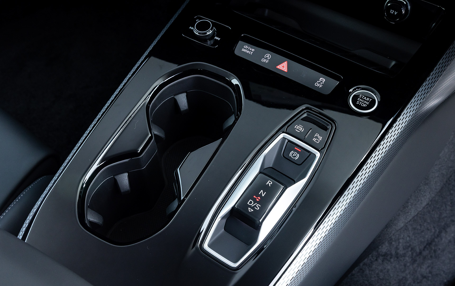 インパネまわりは11.9インチのAudi バーチャルコックピットプラスと14.5インチのMMIタッチディスプレイで構成されるとともに、各種MMIの情報表示や操作が可能な助手席用10.9インチMMIパッセンジャーディスプレイをオプションで用意