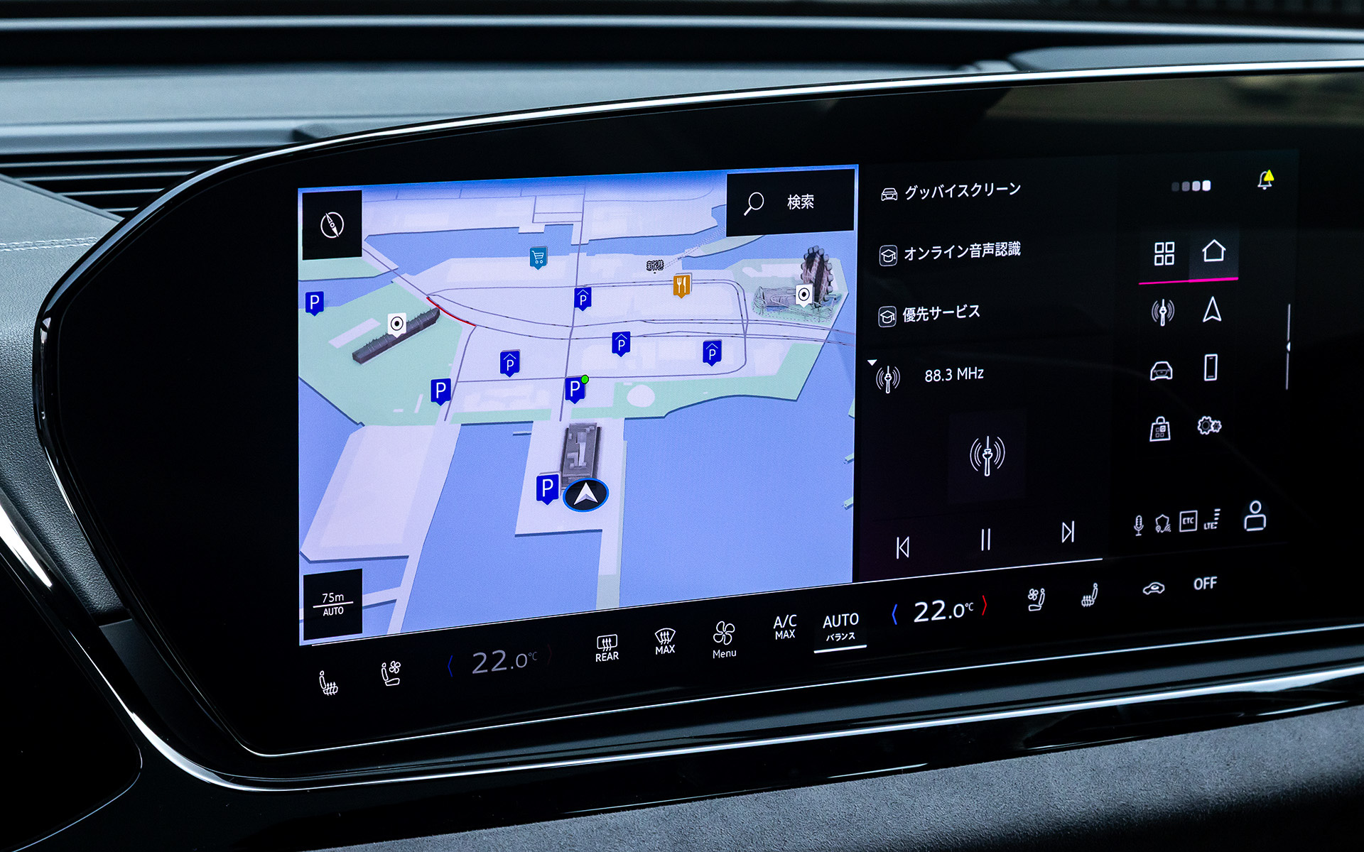 インパネまわりは11.9インチのAudi バーチャルコックピットプラスと14.5インチのMMIタッチディスプレイで構成されるとともに、各種MMIの情報表示や操作が可能な助手席用10.9インチMMIパッセンジャーディスプレイをオプションで用意