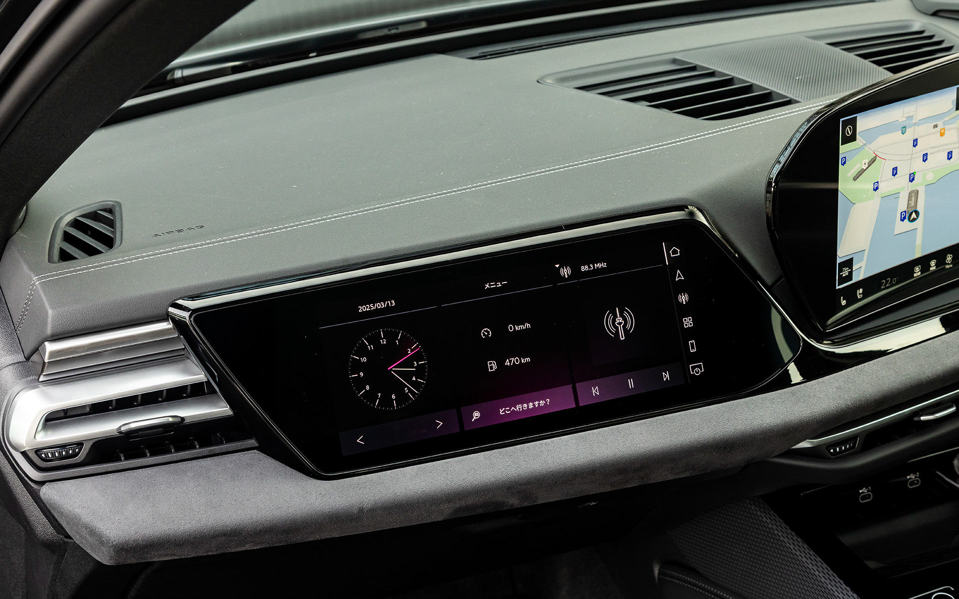 インパネまわりは11.9インチのAudi バーチャルコックピットプラスと14.5インチのMMIタッチディスプレイで構成されるとともに、各種MMIの情報表示や操作が可能な助手席用10.9インチMMIパッセンジャーディスプレイをオプションで用意