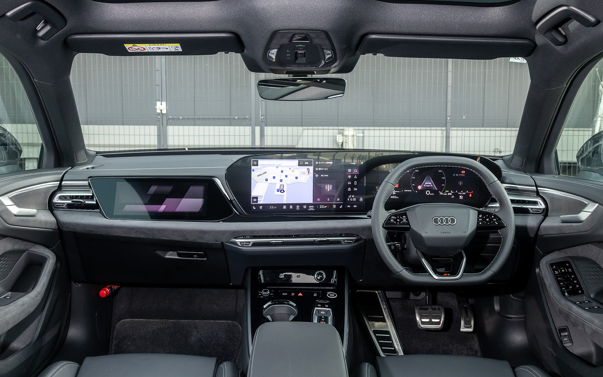 インパネまわりは11.9インチのAudi バーチャルコックピットプラスと14.5インチのMMIタッチディスプレイで構成されるとともに、各種MMIの情報表示や操作が可能な助手席用10.9インチMMIパッセンジャーディスプレイをオプションで用意