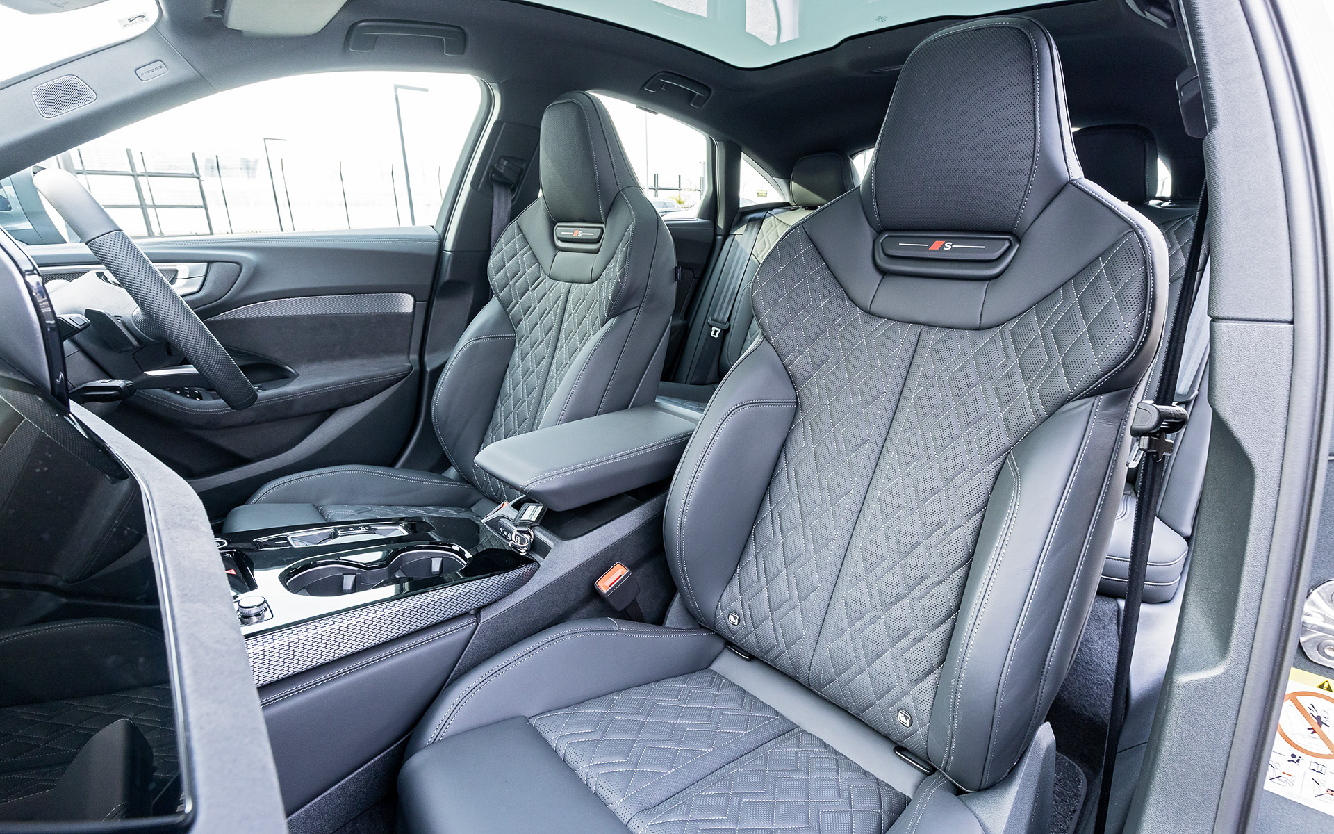 インパネまわりは11.9インチのAudi バーチャルコックピットプラスと14.5インチのMMIタッチディスプレイで構成されるとともに、各種MMIの情報表示や操作が可能な助手席用10.9インチMMIパッセンジャーディスプレイをオプションで用意