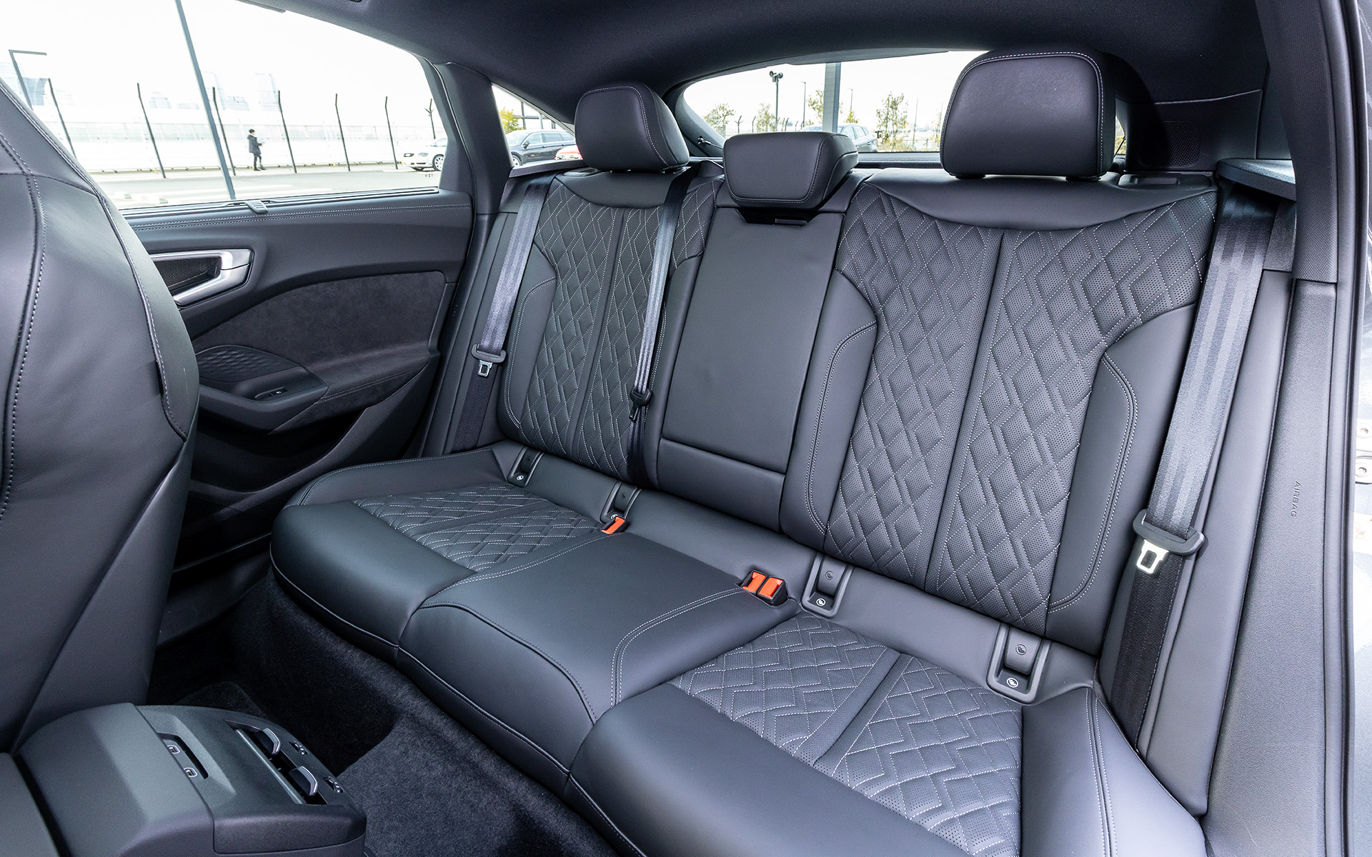 インパネまわりは11.9インチのAudi バーチャルコックピットプラスと14.5インチのMMIタッチディスプレイで構成されるとともに、各種MMIの情報表示や操作が可能な助手席用10.9インチMMIパッセンジャーディスプレイをオプションで用意