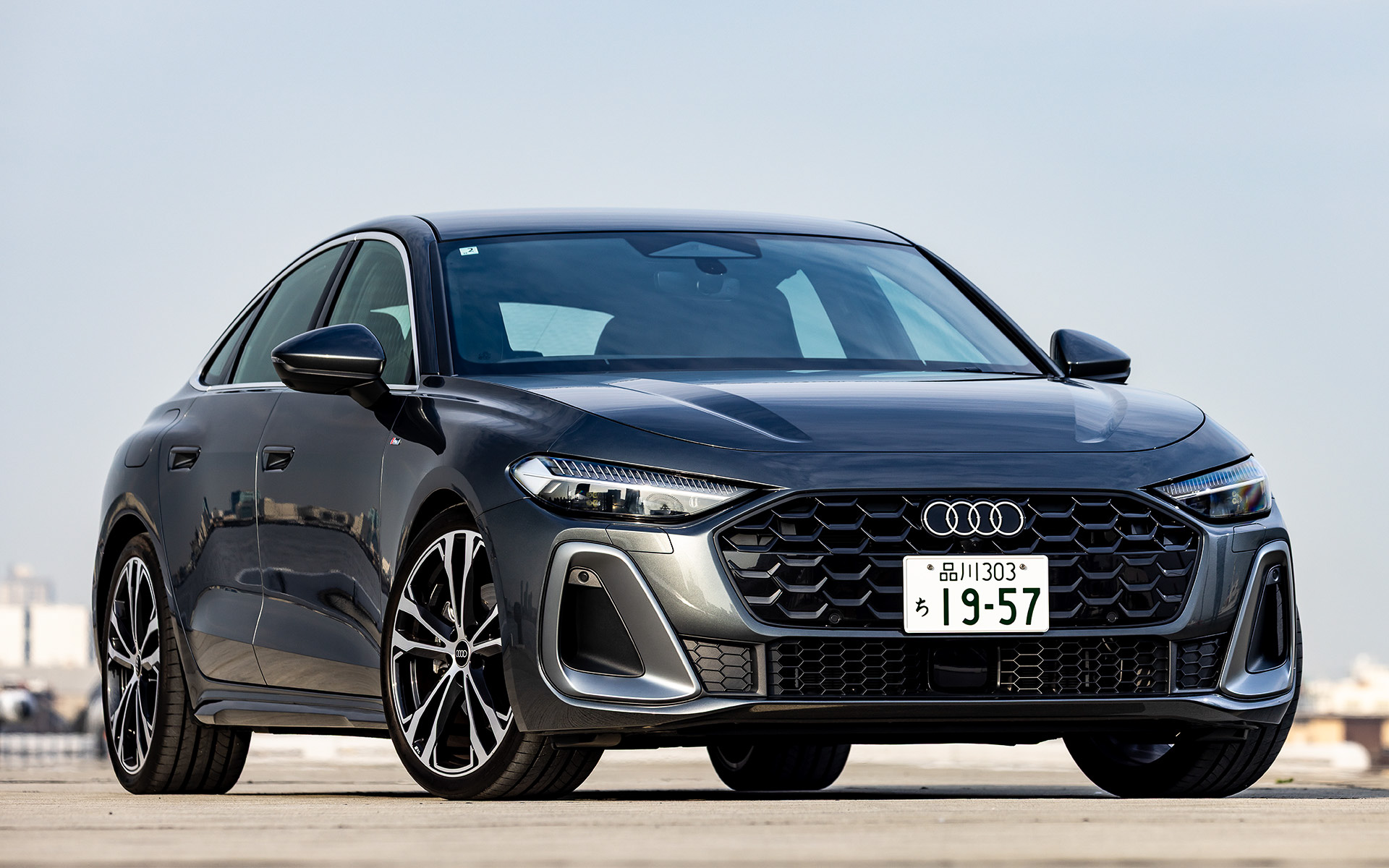 日本で2025年2月に発売された新型A5シリーズは、電動リアハッチゲートを備えたセダンとステーションワゴン「Avant（アバント）」の2タイプを用意。今回試乗したのはセダンの「A5 TFSI quattro 150kW S line」（681万円）で、ボディサイズは4835×1860×1455mm（全長×全幅×全高）、ホイールベースは2895mm。ホイールベースは先代モデルより約70mm長くなる一方、リアのオーバーハングは短くとられ、ロングノーズ・ショートデッキのシルエットを実現