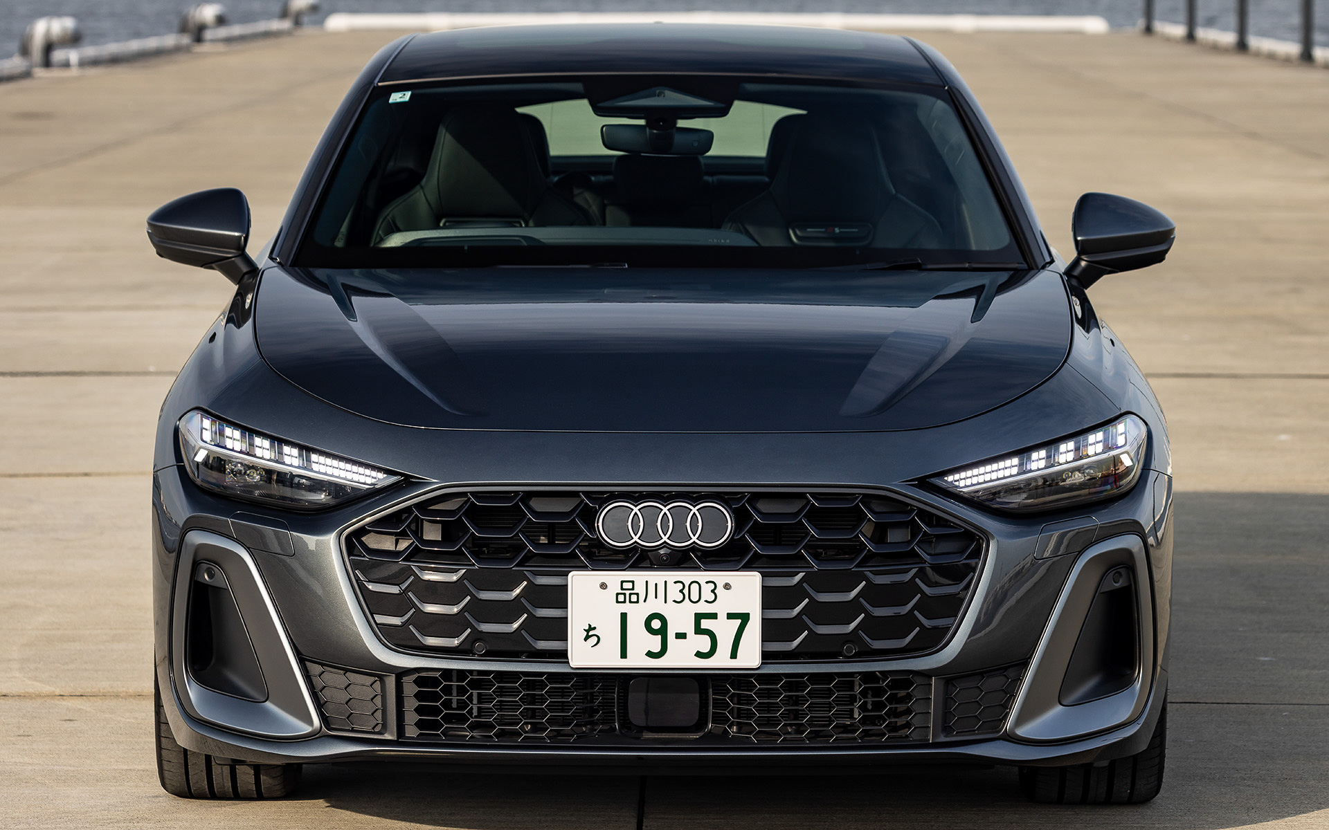 フロントまわりでは、フラットで幅広なプロポーションのシングルフレームと立体的なハニカムパターンを特徴とした