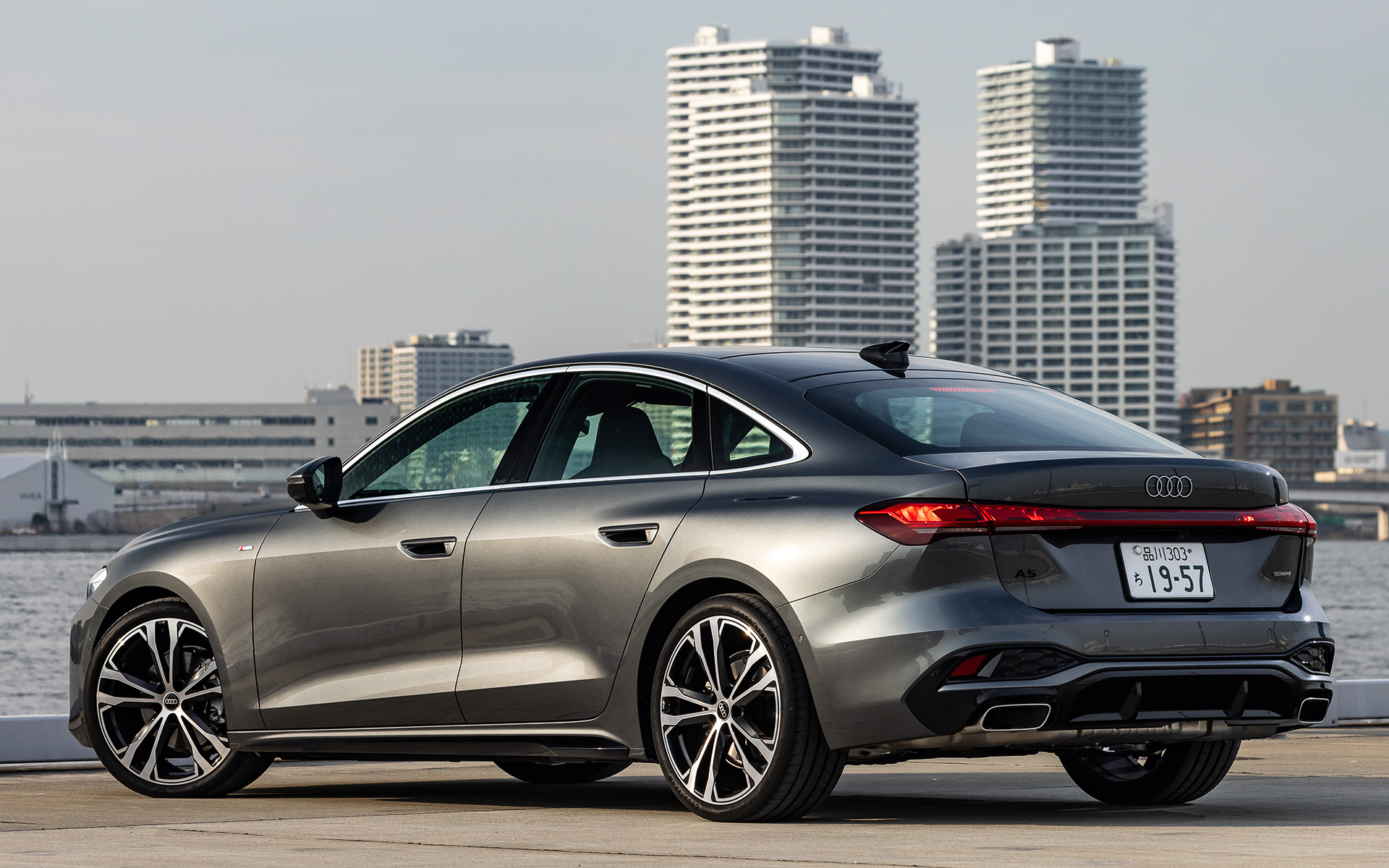 日本で2025年2月に発売された新型A5シリーズは、電動リアハッチゲートを備えたセダンとステーションワゴン「Avant（アバント）」の2タイプを用意。今回試乗したのはセダンの「A5 TFSI quattro 150kW S line」（681万円）で、ボディサイズは4835×1860×1455mm（全長×全幅×全高）、ホイールベースは2895mm。ホイールベースは先代モデルより約70mm長くなる一方、リアのオーバーハングは短くとられ、ロングノーズ・ショートデッキのシルエットを実現