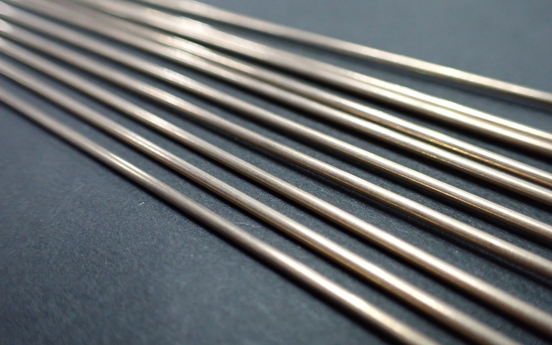 ブリヂストンは2022年より、日本製鉄株式会社と山陽特殊製鋼株式会社の3社のビジョンに共通するサーキュラーエコノミーの実現に向けて使用済タイヤのリサイクルについて共創を進めてきた。今回のBWSC用タイヤには、ブリヂストンタイヤリサイクルセンター大阪で回収した使用済タイヤから山陽特殊製鋼の電炉を用いて製造した再生スチールを日本製鉄の設備にて圧延・熱処理した、タイヤの補強材であるビードワイヤーが初めて採用された