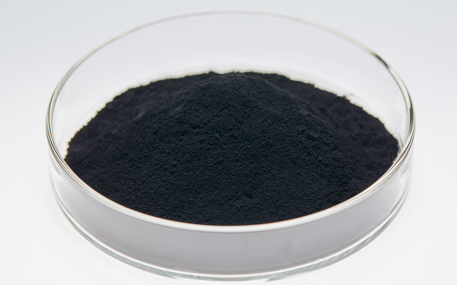 ブリヂストンは、サーキュラーエコノミーの実現に向けて、2022年から使用済タイヤのケミカルリサイクルの取り組みを進めている。2023年にBridgestone Innovation Park（東京都小平市）に実証機を導入し、ENEOS株式会社との共創を通じて、使用済タイヤの精密熱分解による再生カーボンブラック等を回収する技術開発を進めてきた。今回、ブリヂストンの実証機により得られた再生カーボンブラックを、BWSC向けに初採用した