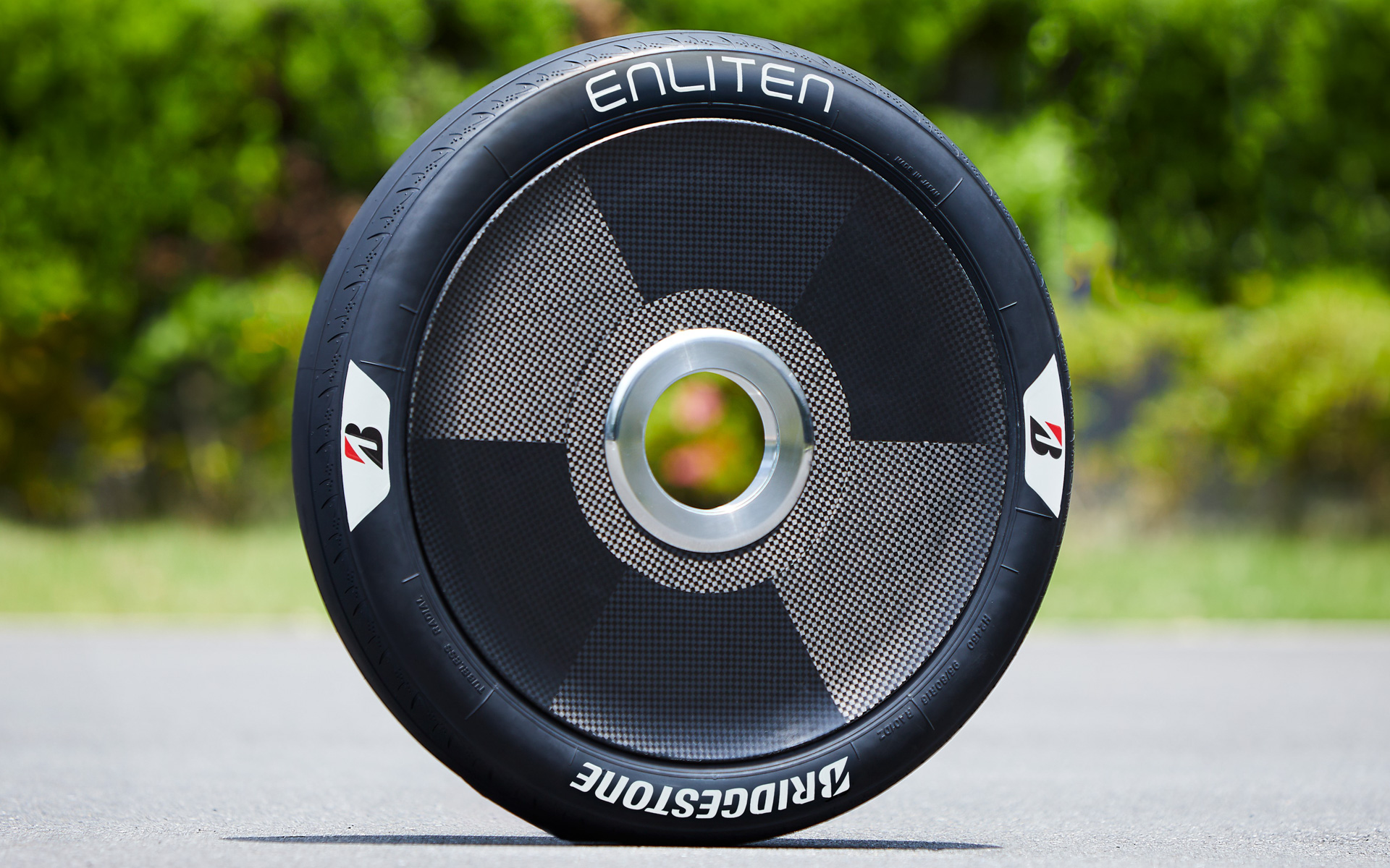 2025年の「2025 Bridgestone World Solar Challenge」向け「ENLITEN」技術搭載タイヤ