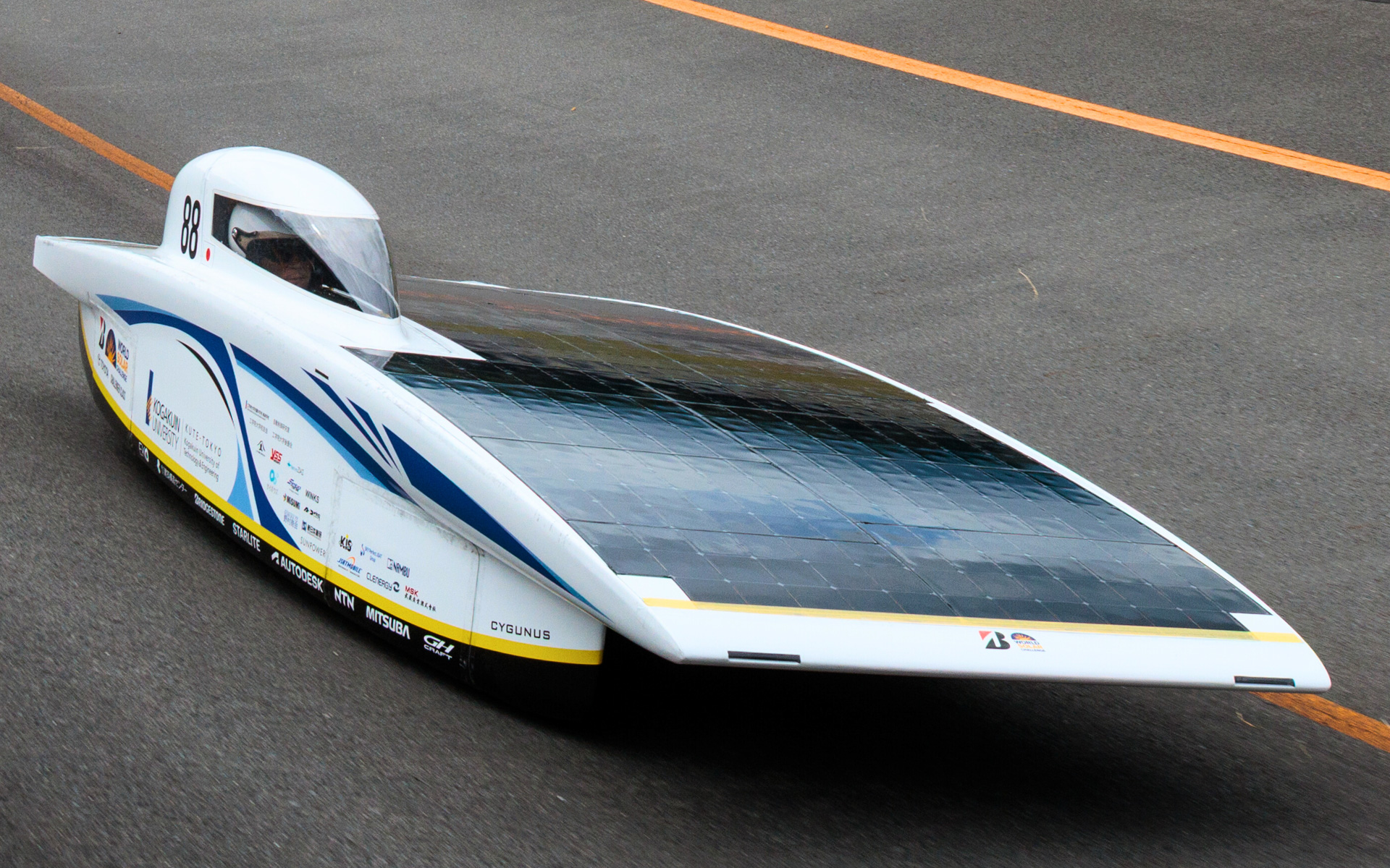 右側2輪、左側1輪の双胴型を採用