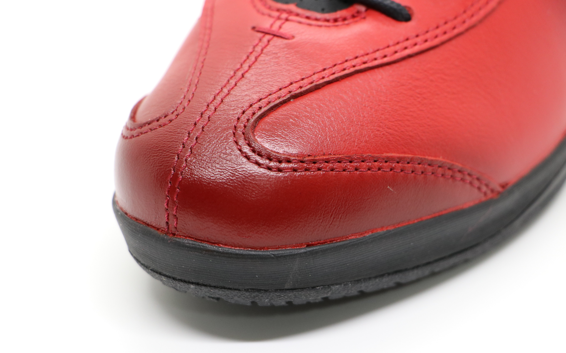 つま先にはシューズの変形やねじれを抑制する先飾りデザインパーツを採用