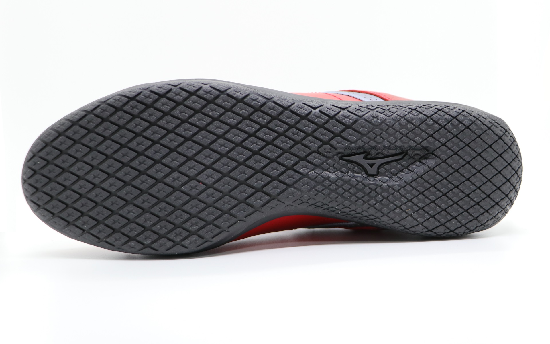 ミッドソールのMIZUNO COBをアウトソールの凹凸と位置を合わせることで足裏への情報伝達力を向上させた