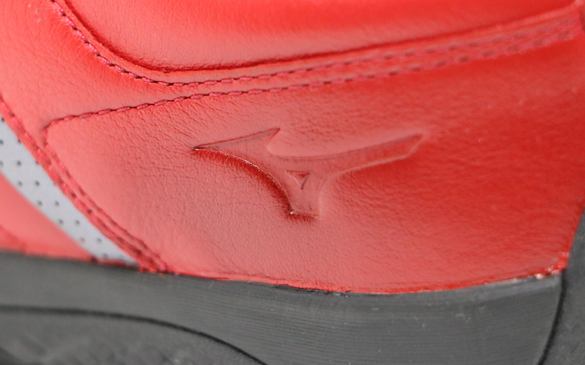 ミズノのスポーツウェアシリーズでおなじみの「ランバードロゴ」が刻印されている