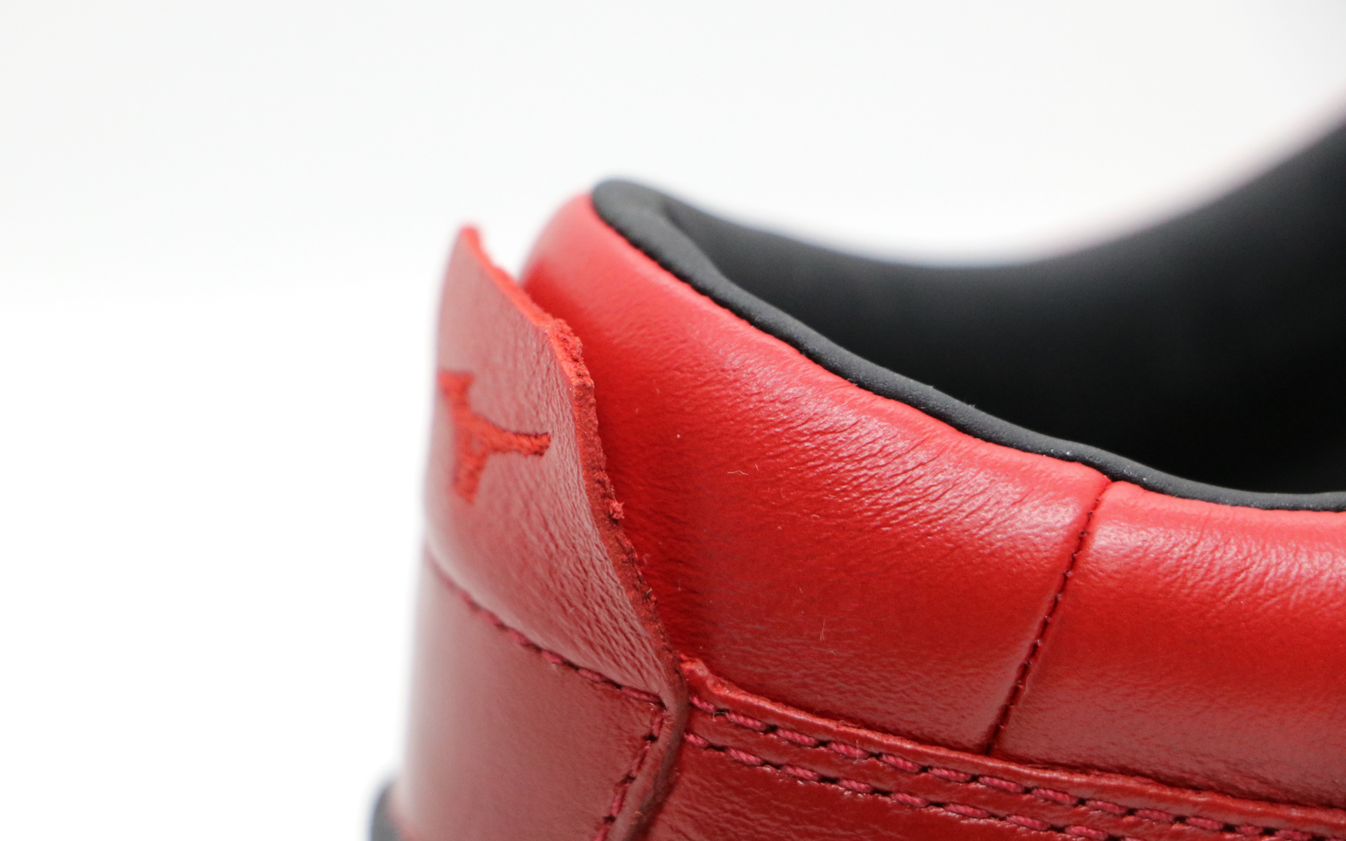 ヒールカウンターにもランバードロゴが刻印されている