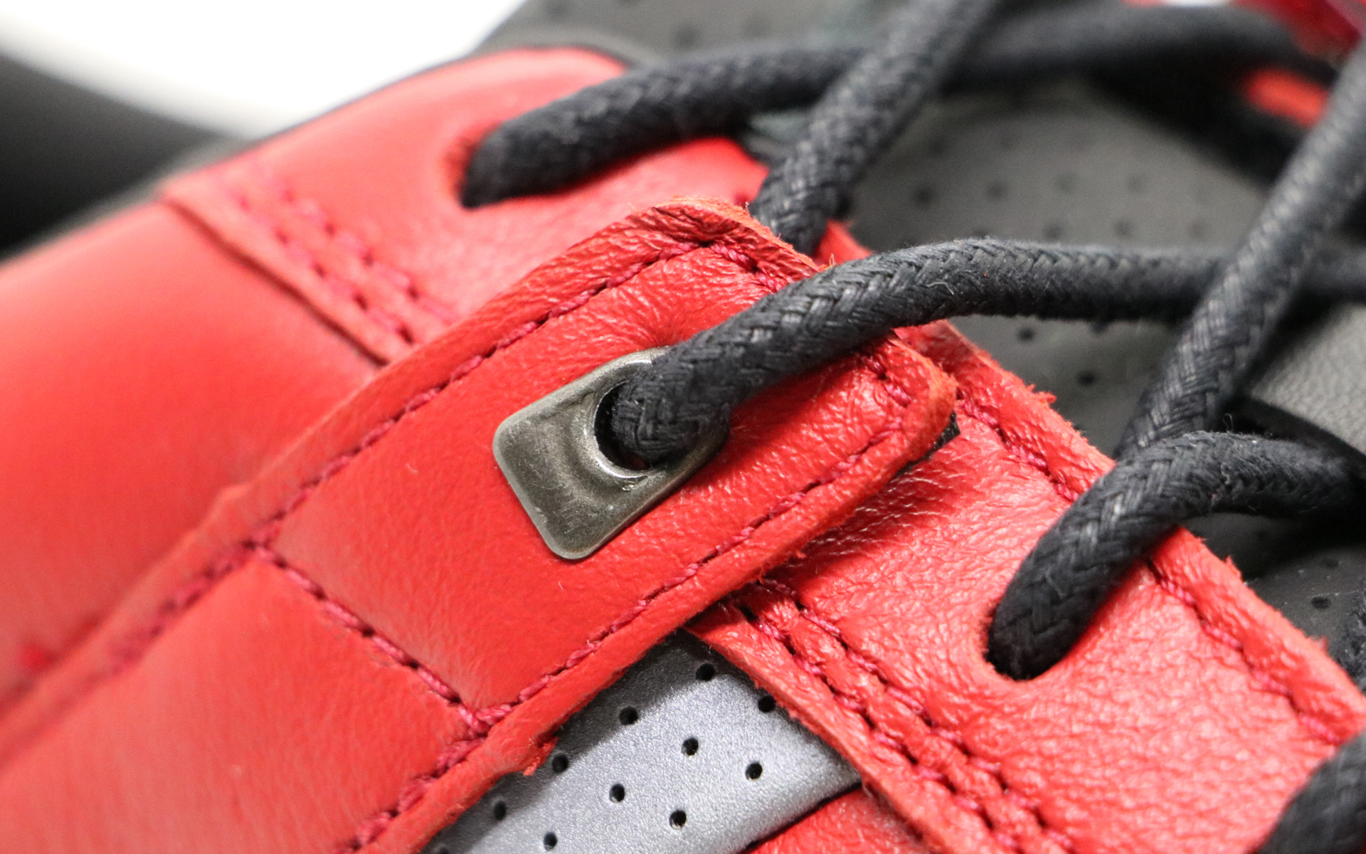 上から2番目のヒモ通し穴は金具になっていて、しっかり締め上げられる