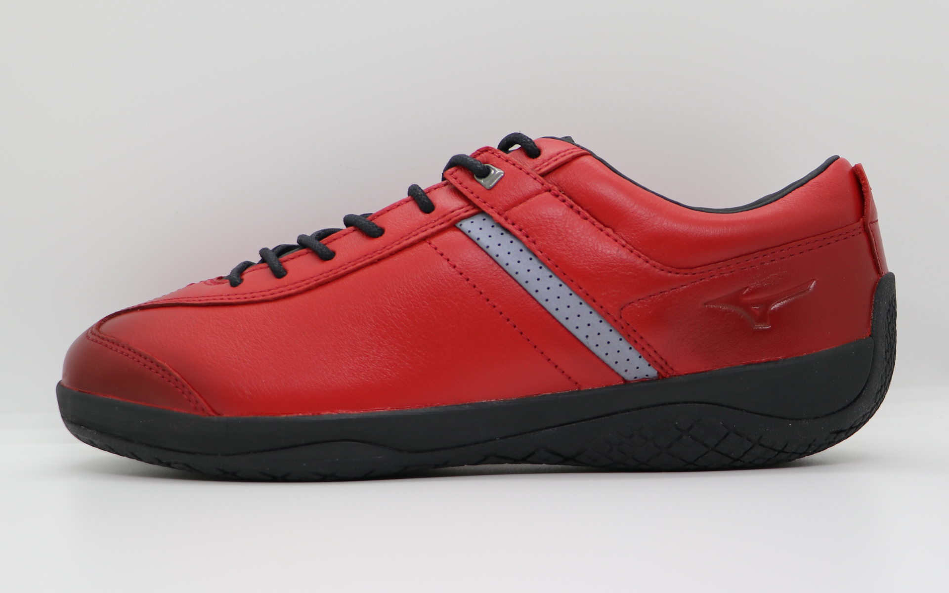 足になじみやすく、足全体をやさしく包み込むアッパーソールは、高級感のある天然皮革を採用している