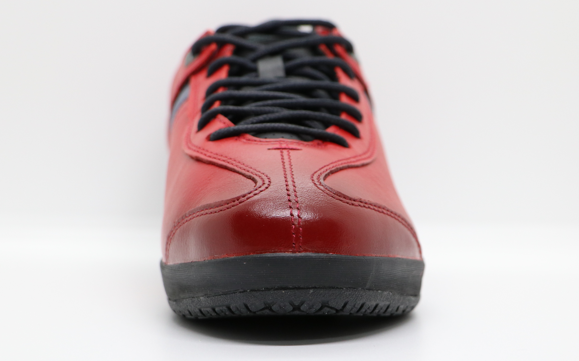 全体のシルエットは細目。グラデーションカラーで先端と後端は色合いが濃くなっているのが特徴