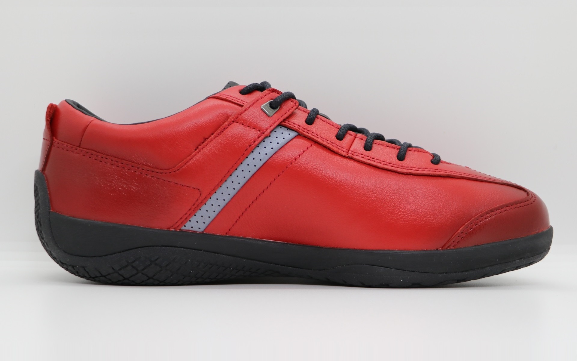 足になじみやすく、足全体をやさしく包み込むアッパーソールは、高級感のある天然皮革を採用している