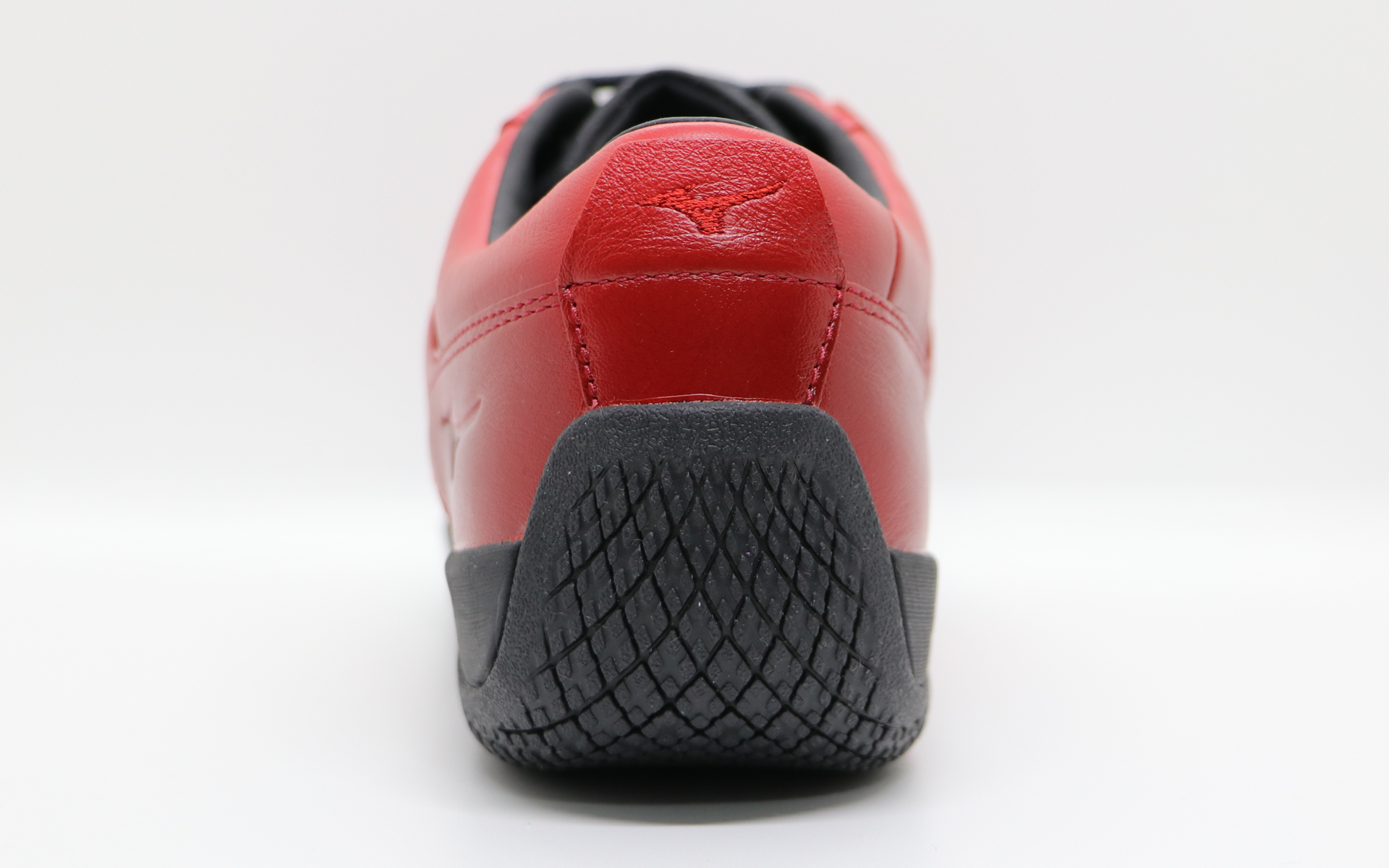 全体のシルエットは細目。グラデーションカラーで先端と後端は色合いが濃くなっているのが特徴