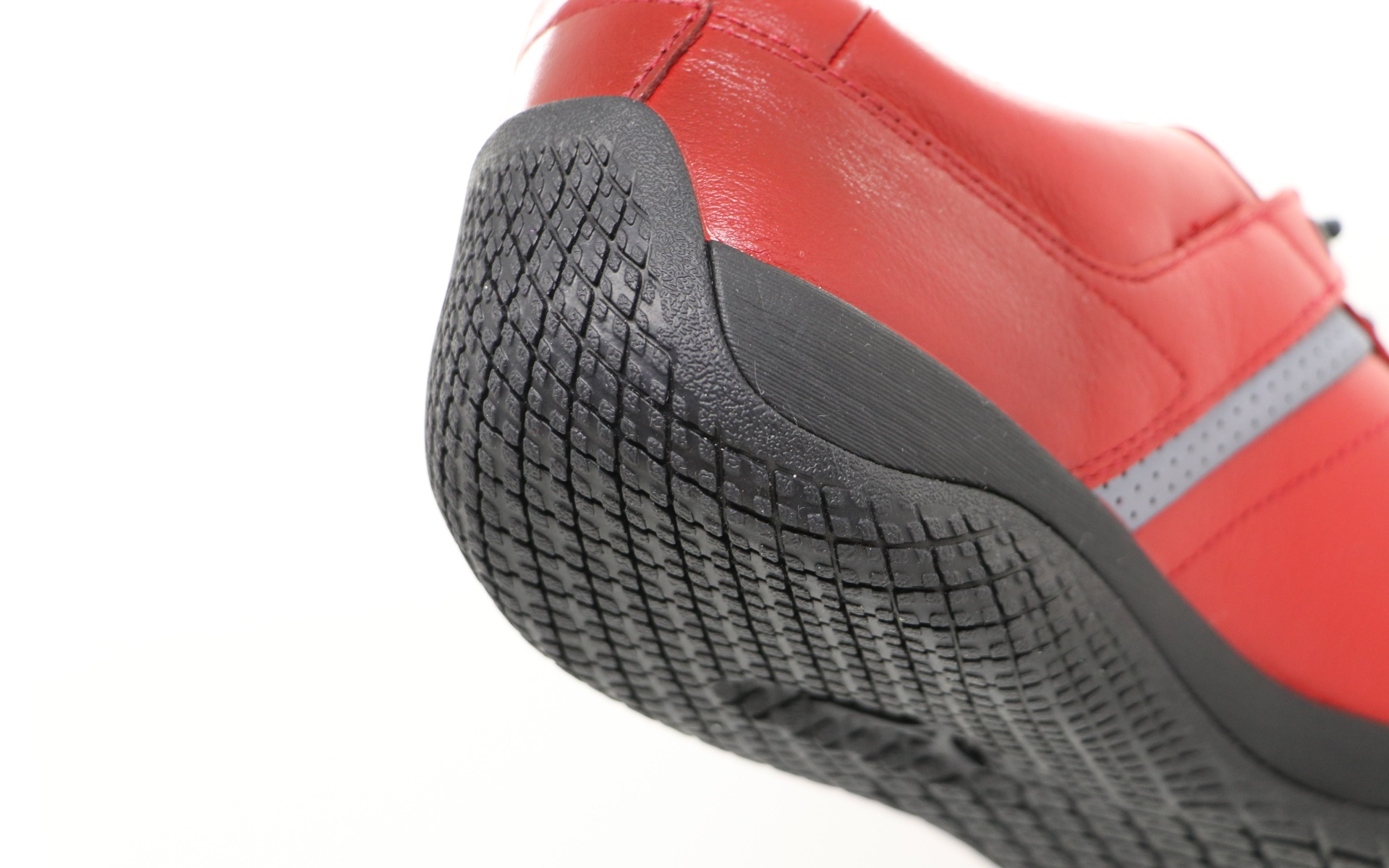 カカト部分を巻き上げたラウンドソールによりペダル操作がしやすいだけでなく、足裏の接地も安定する