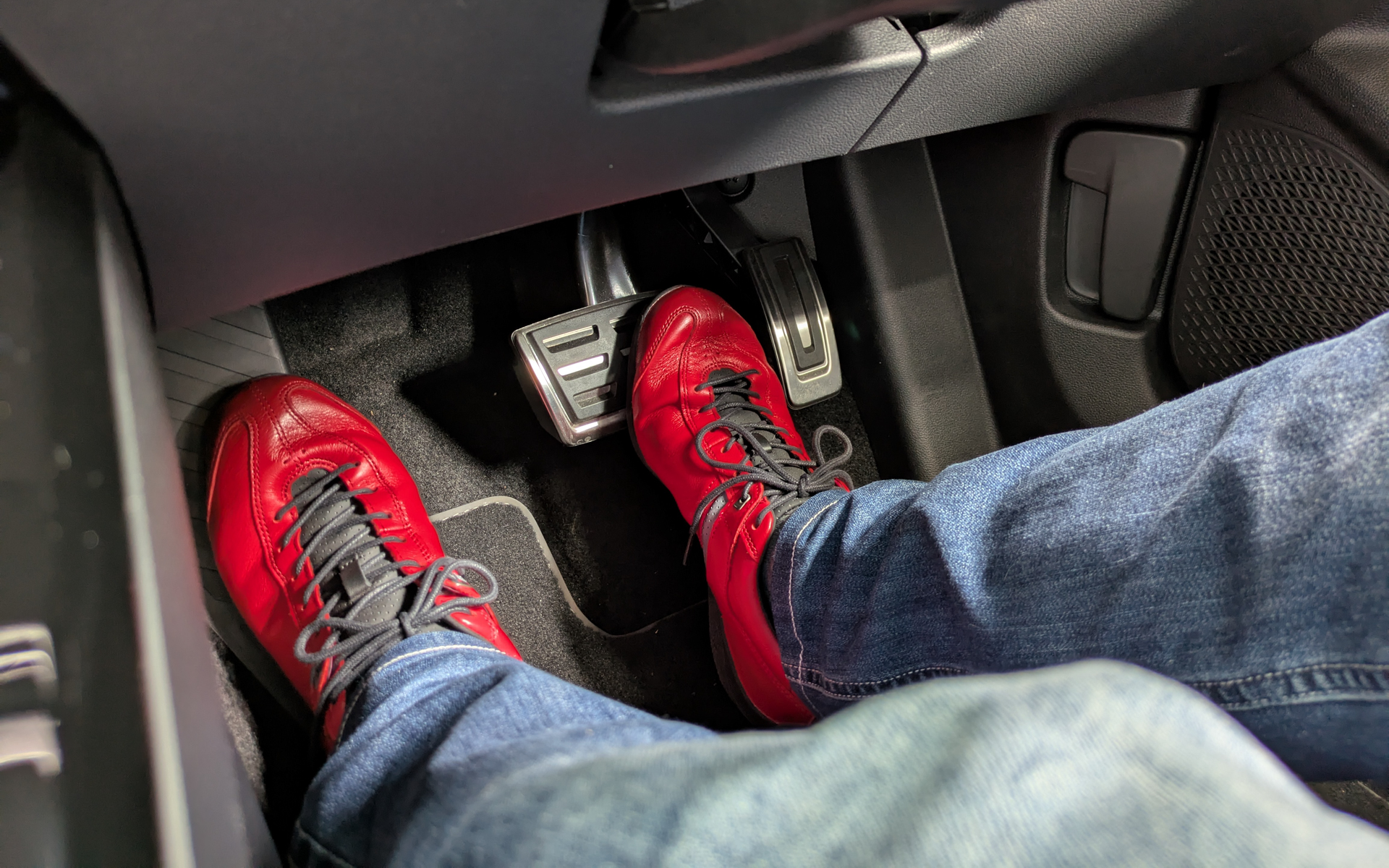 カカトを視点にアクセルおよびブレーキペダルへ素早くつま先を動かせる