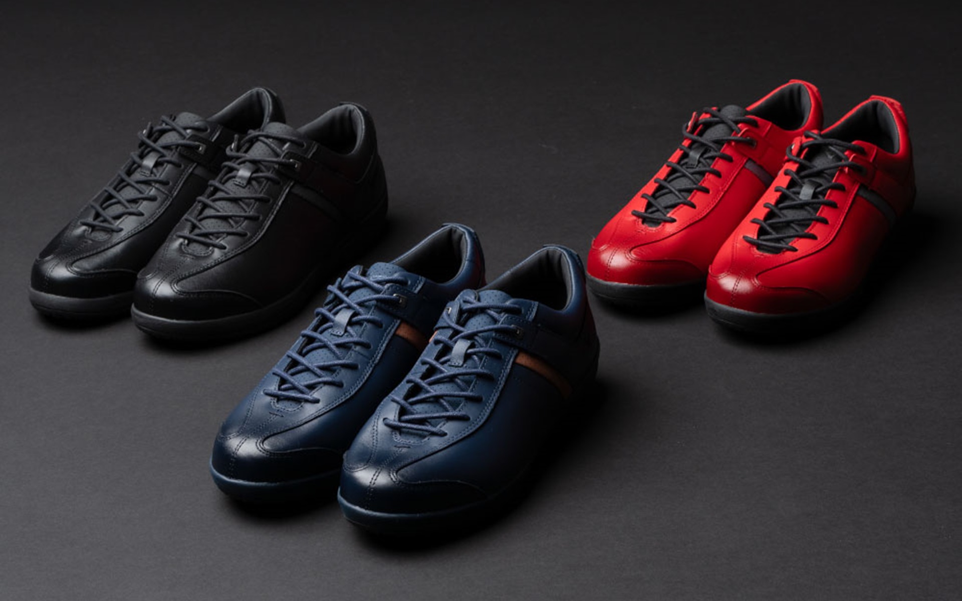 カラーは、ブラック、ドレスネイビー、レッドの3色の設定でサイズは24.5cm～28.0cm（EE）