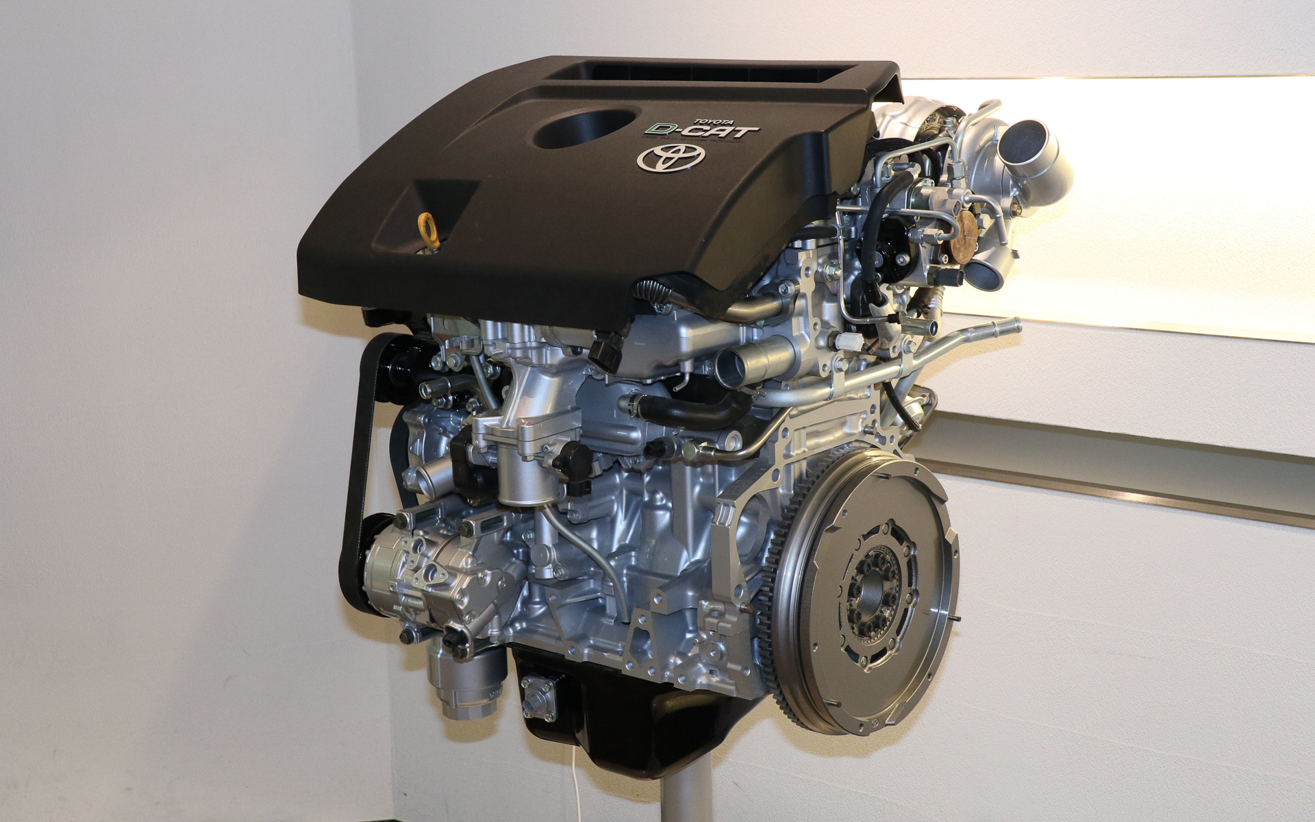 PTC ジャパンのオフィスには、トヨタ自動車が「Pro/ENGINEER」（現Creo）を採用して初めて3D設計した「2AD型直噴ディーゼルエンジン」も展示されていた