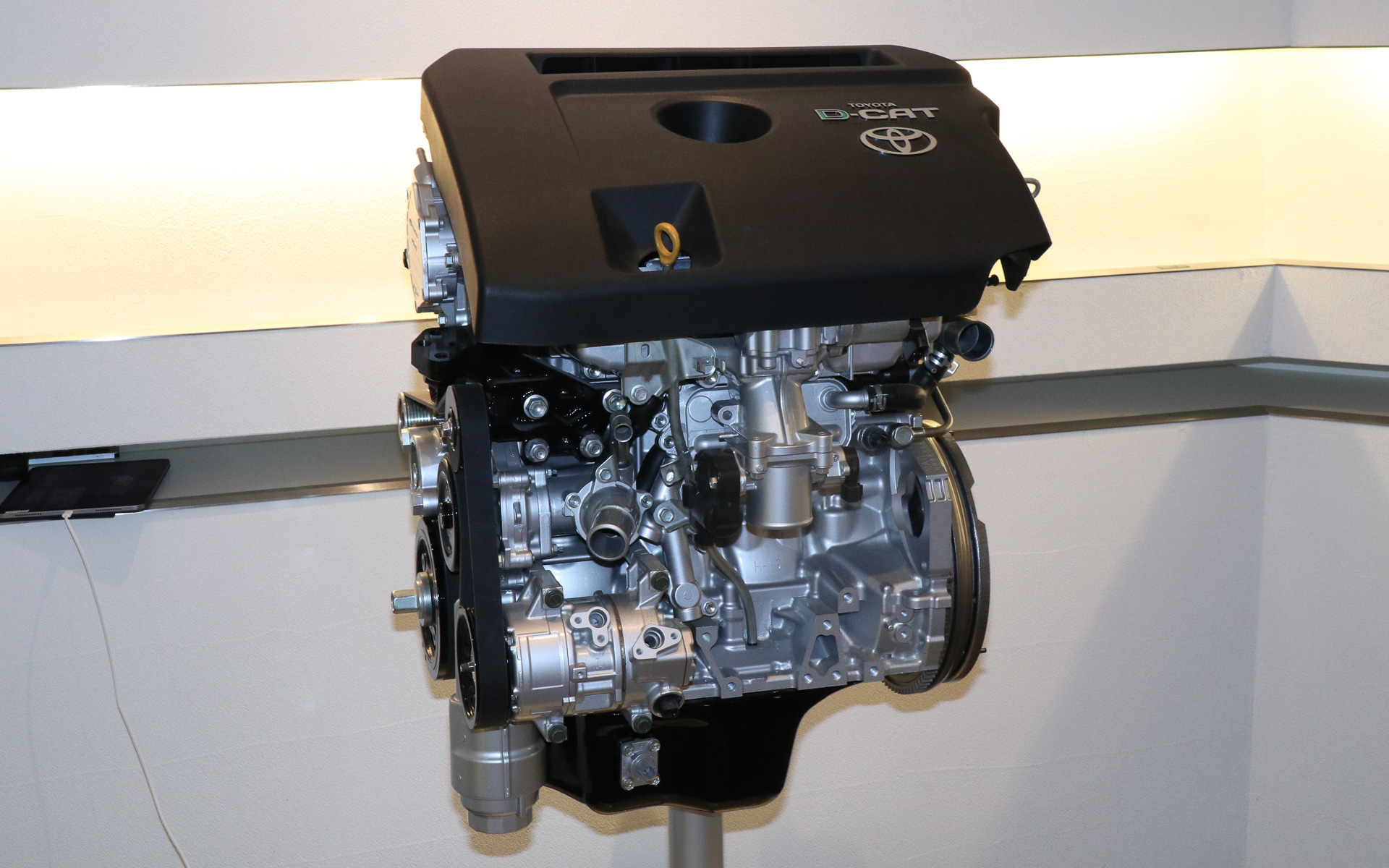 PTC ジャパンのオフィスには、トヨタ自動車が「Pro/ENGINEER」（現Creo）を採用して初めて3D設計した「2AD型直噴ディーゼルエンジン」も展示されていた