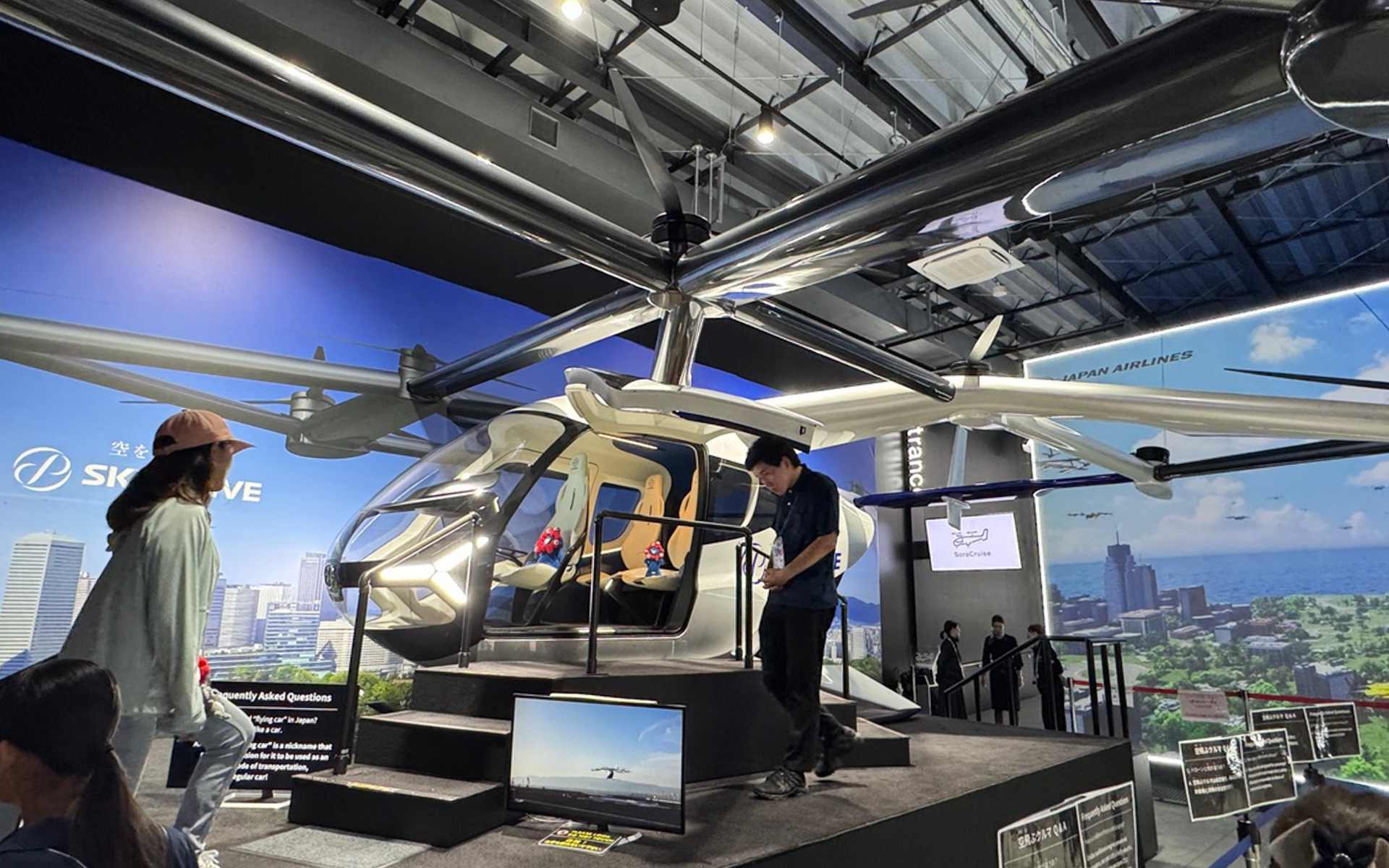 開幕前から何かと話題の空飛ぶクルマ。来場者を乗せてのデモ飛行計画は頓挫し、アクシデントによってデモ飛行そのものも運休となってしまいましたが、ぜひ早く再開してほしいですね