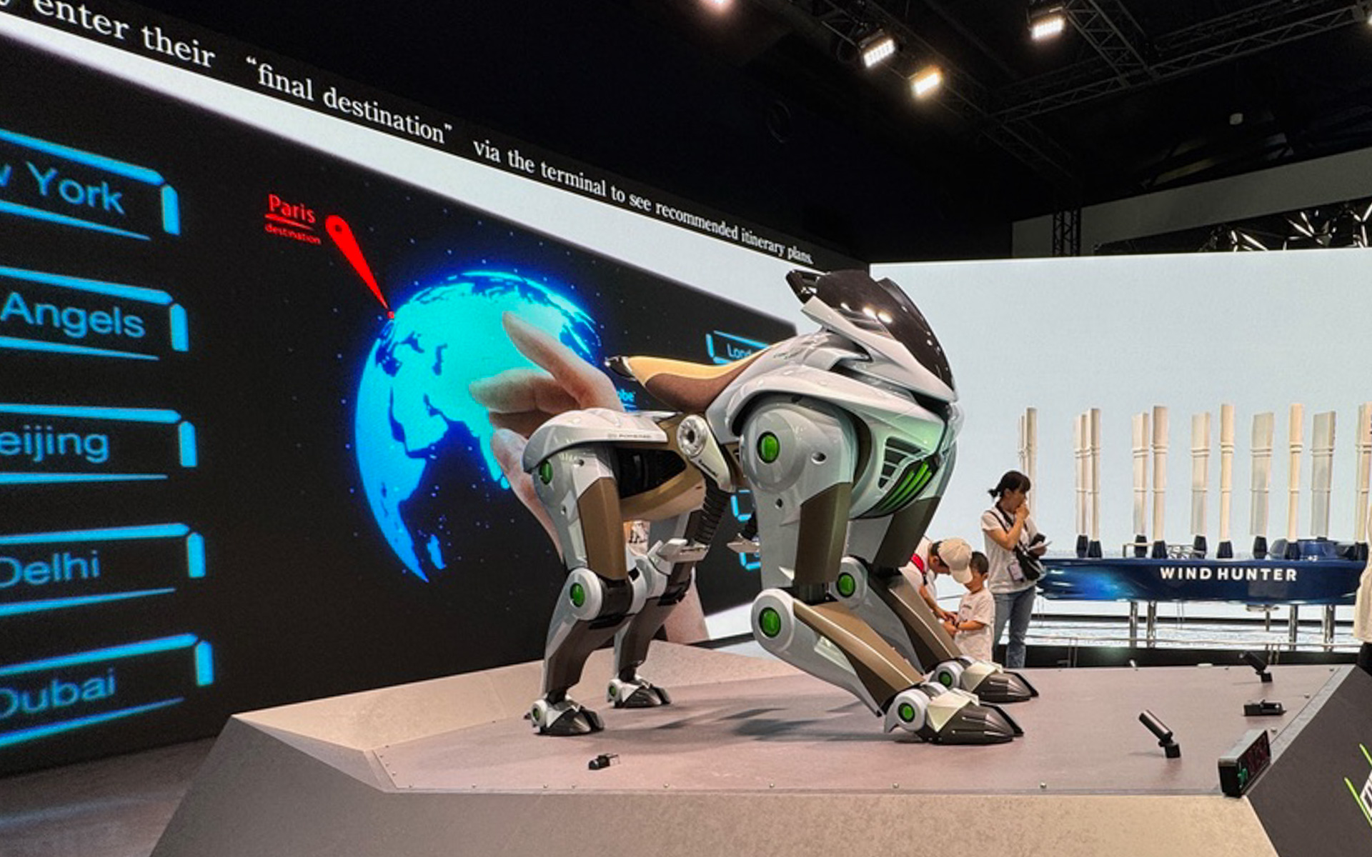 人馬一体ならぬ、人獅子一体!? とワクワクさせてくれた、カワサキが提案する新感覚のオフロードパーソナルモビリティ「CORLEO」。マシンが常にライダーの挙動を感知して、ロボティクスによる4脚の悪路走破性と、モーターサイクルで培った操縦性・安定性を併せ持っているという、今いちばん乗ってみたいモビリティです。