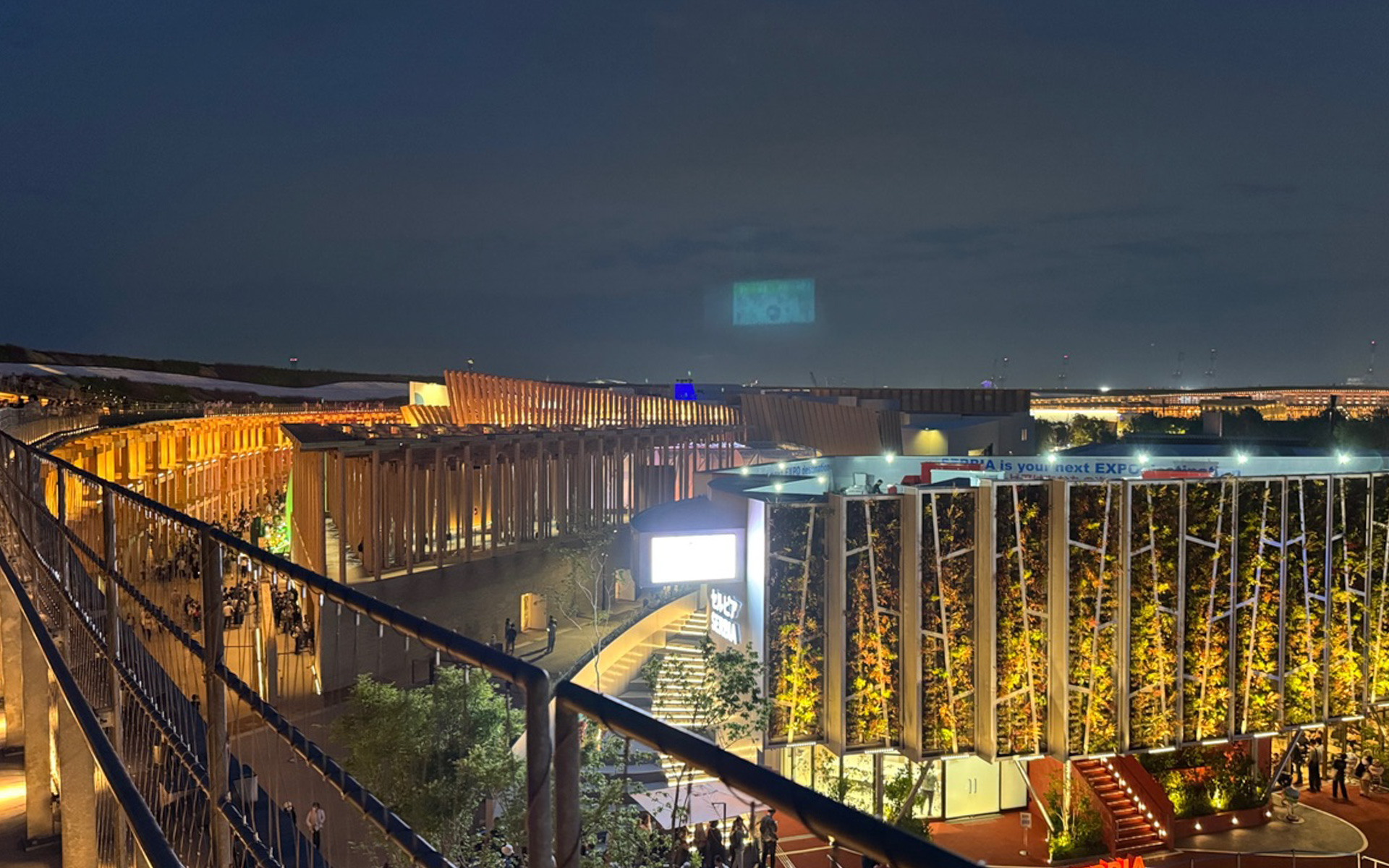 こちらもすごく楽しみにしていた、大屋根リング。ここからの夜景は夢のようでした。実際にのぼってみると、さらにもう一段上の通路があってびっくり。やっぱり行ってみないと分からないことも多いですね