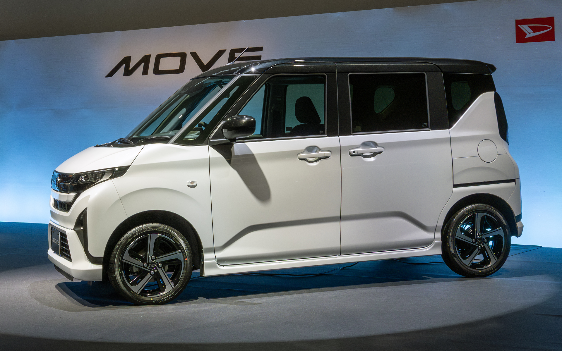 会場の照明だとボディのラインがよく分かる。高い位置にシャープさを感じさせる1本の強いキャラクターラインがあり、さらに踏ん張り感を出すためにドア部に台形の形状を取り入れている