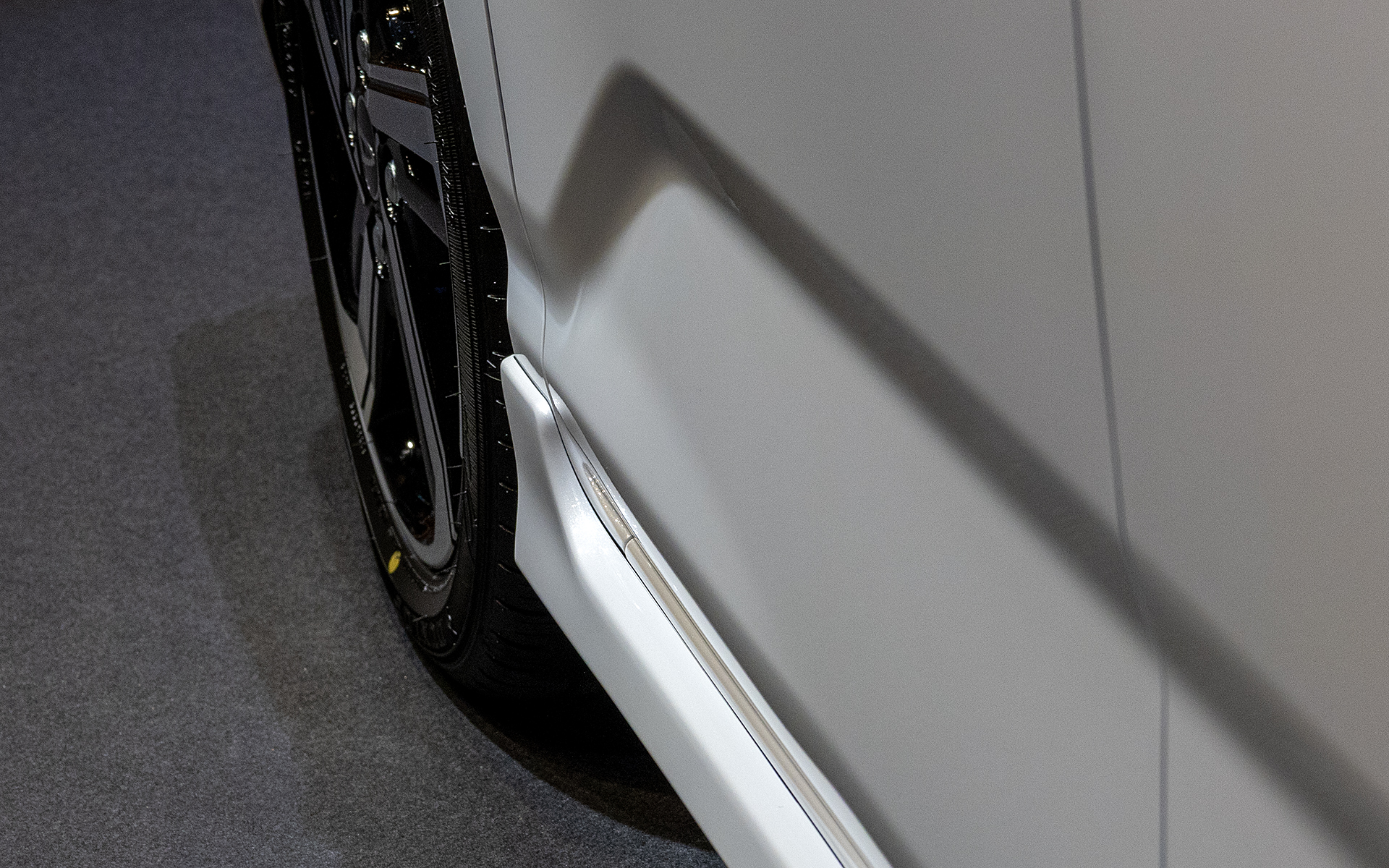 台形脚の付近に照明の反射が違う場所がある。これが変化を付けるために設けた三角形状