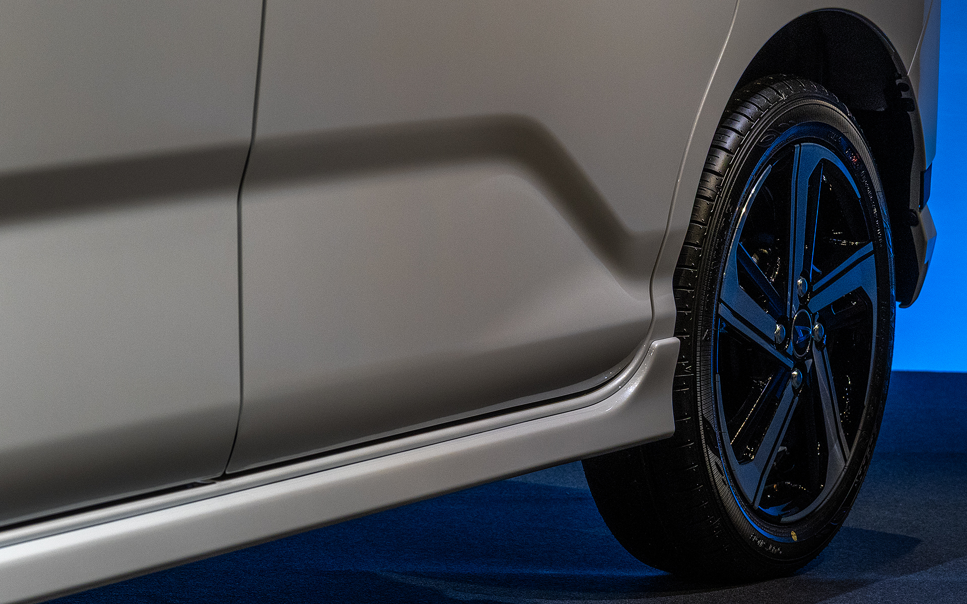 こちらはリア。形状の違いを見るため暗めの露出にしている。三角形状で光の反射は変わるので視覚的な効果はしっかり出ている